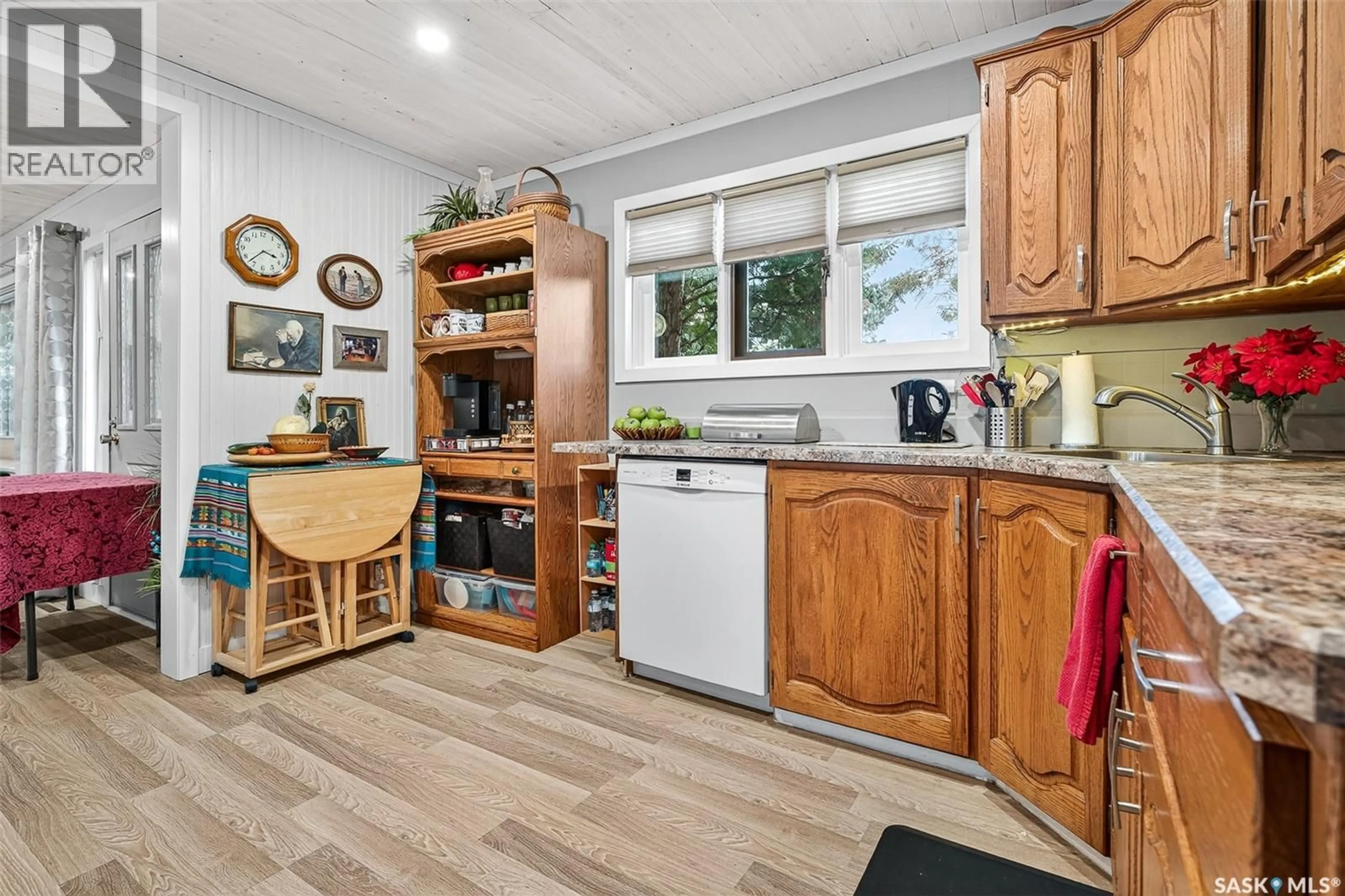 Standard kitchen, wood/laminate floor for 1005 VAUGHAN STREET, Moose Jaw Saskatchewan S6H5P1