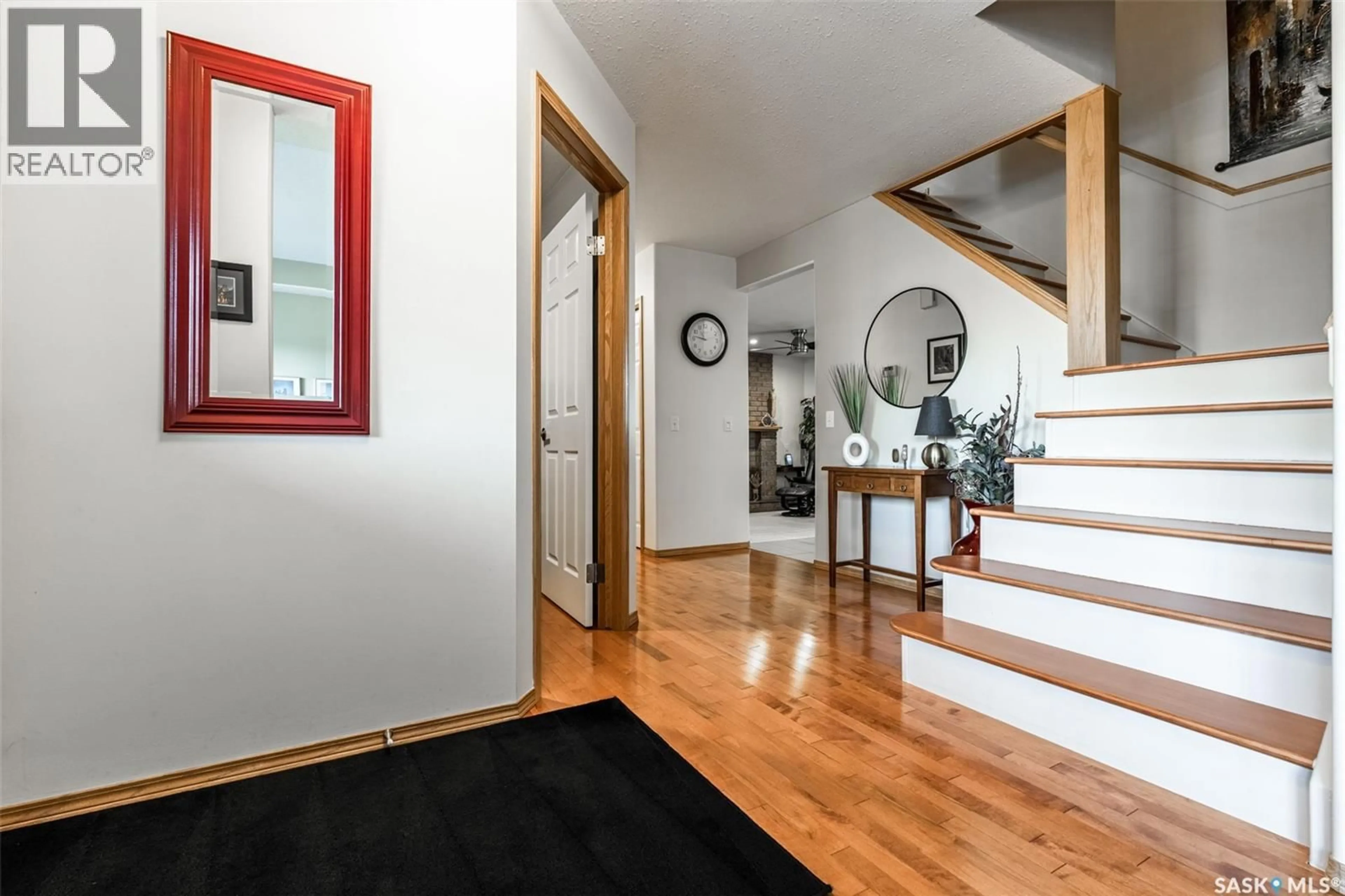 Indoor foyer for 638 HURLEY CRESCENT, Saskatoon Saskatchewan S7N4J4