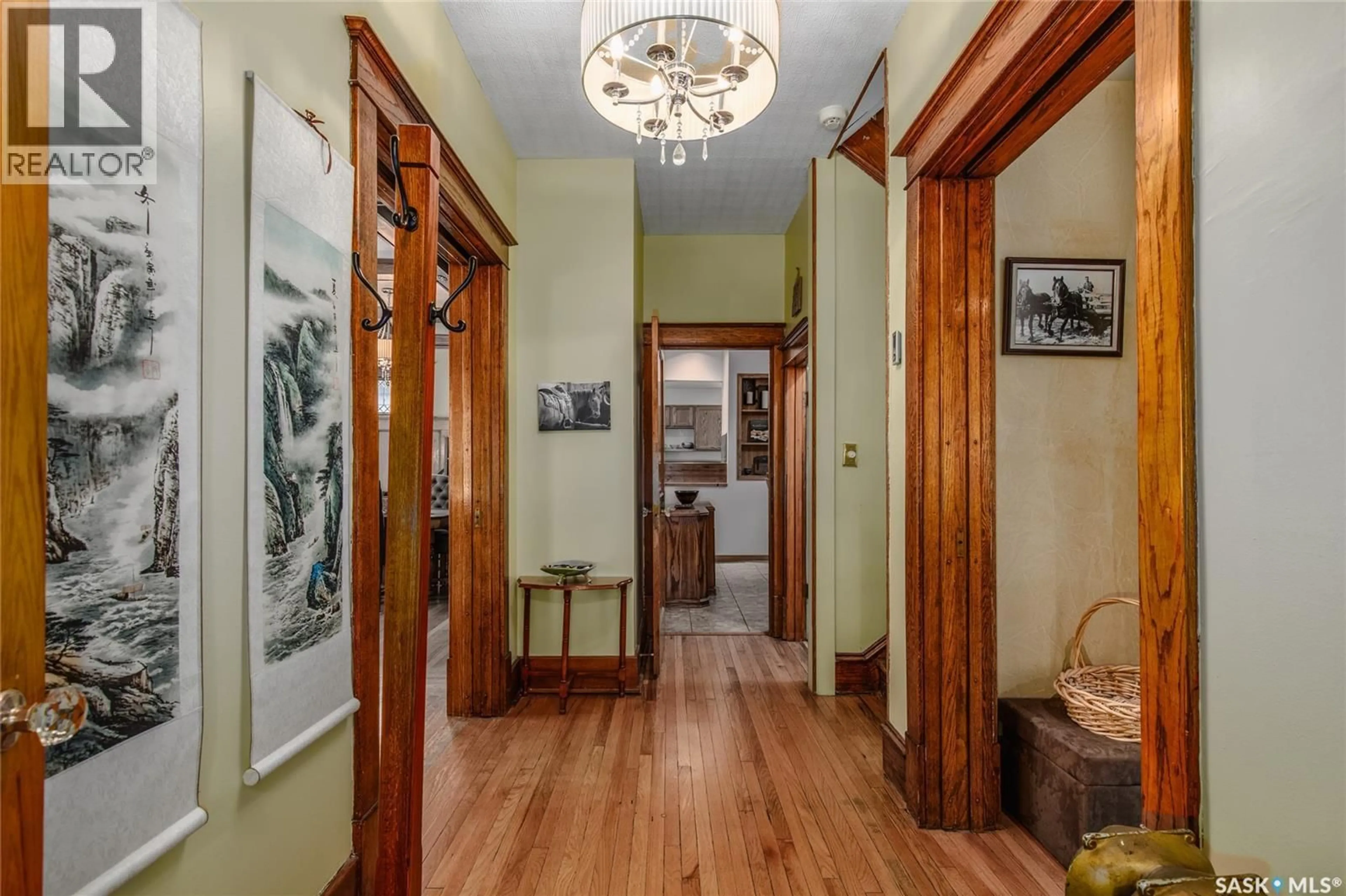 Indoor foyer for 1116 CLIFTON AVENUE, Moose Jaw Saskatchewan S6H3L5