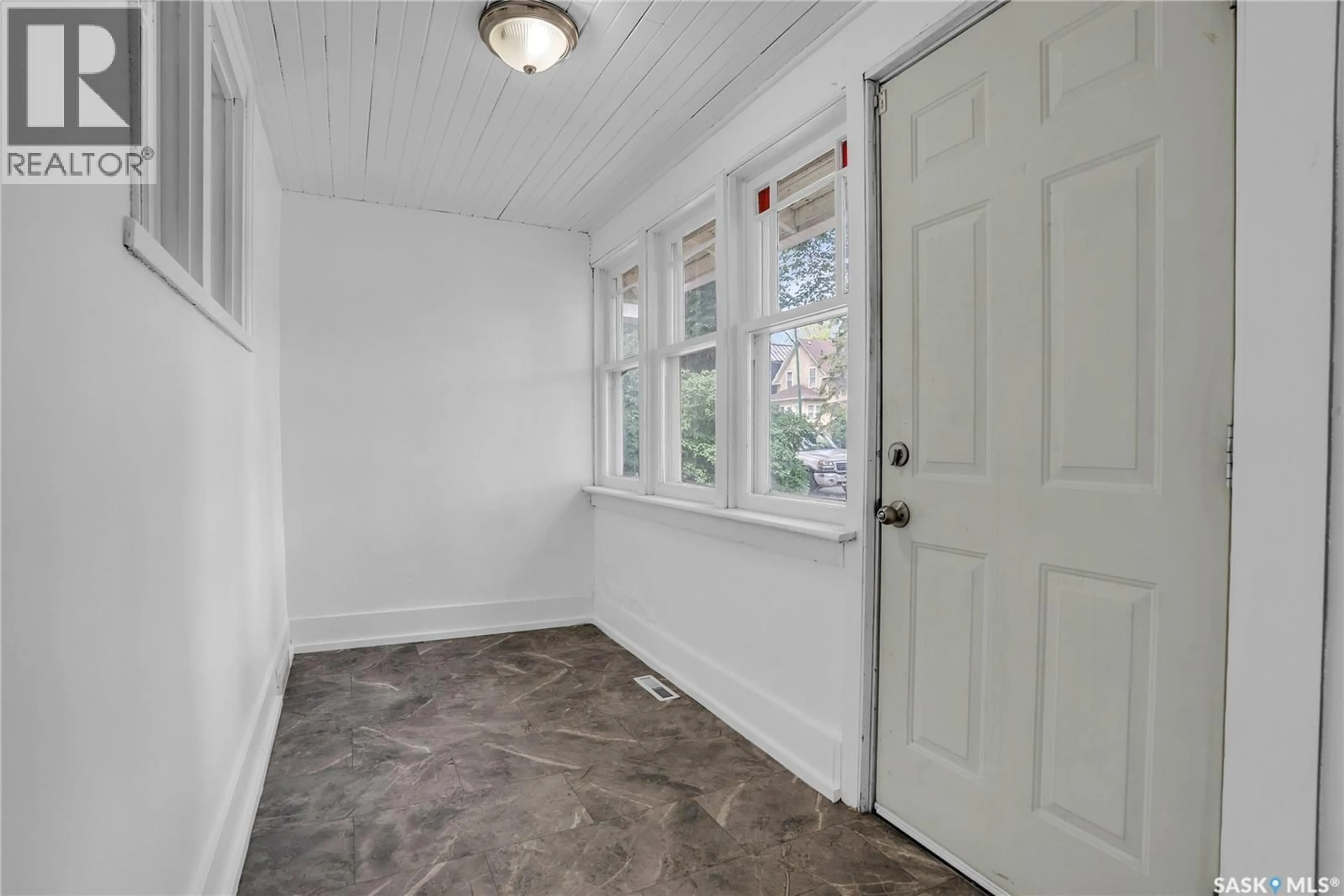 Indoor entryway for 107 28TH STREET, Saskatoon Saskatchewan S7L0K1
