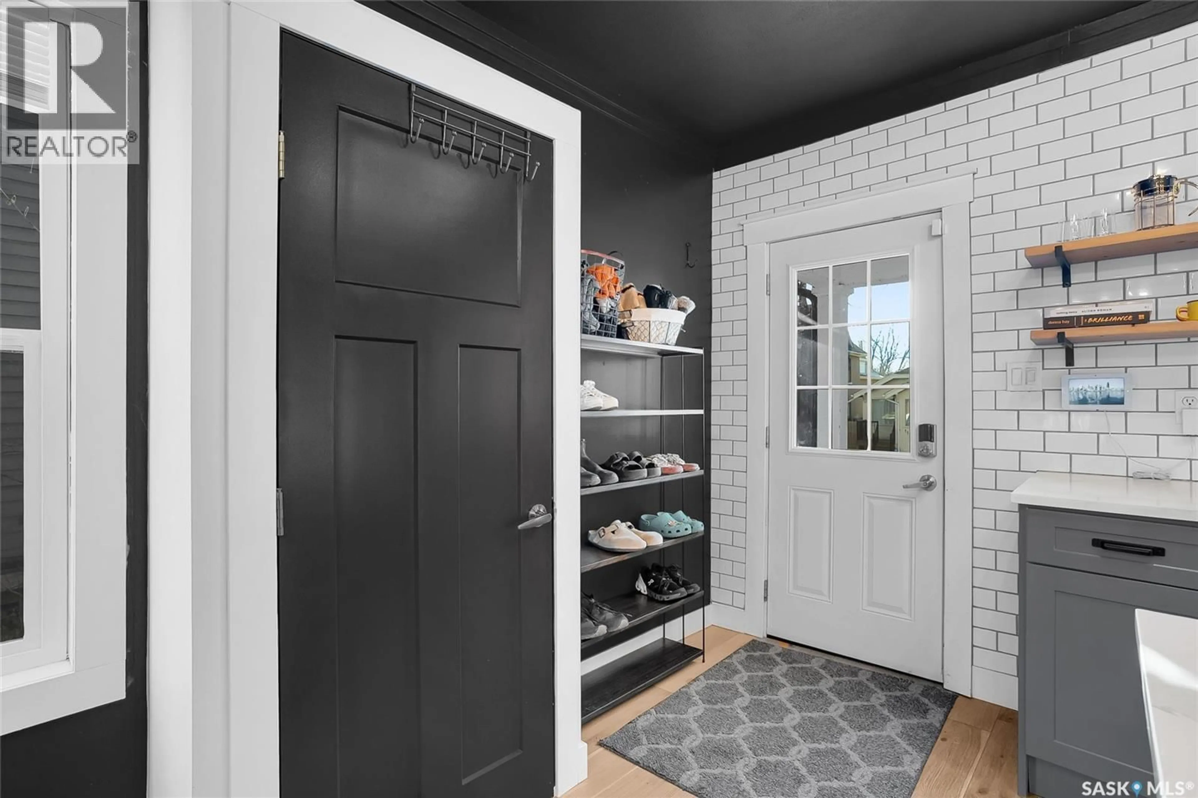 Indoor entryway for 114 28TH STREET, Saskatoon Saskatchewan S7L0K2