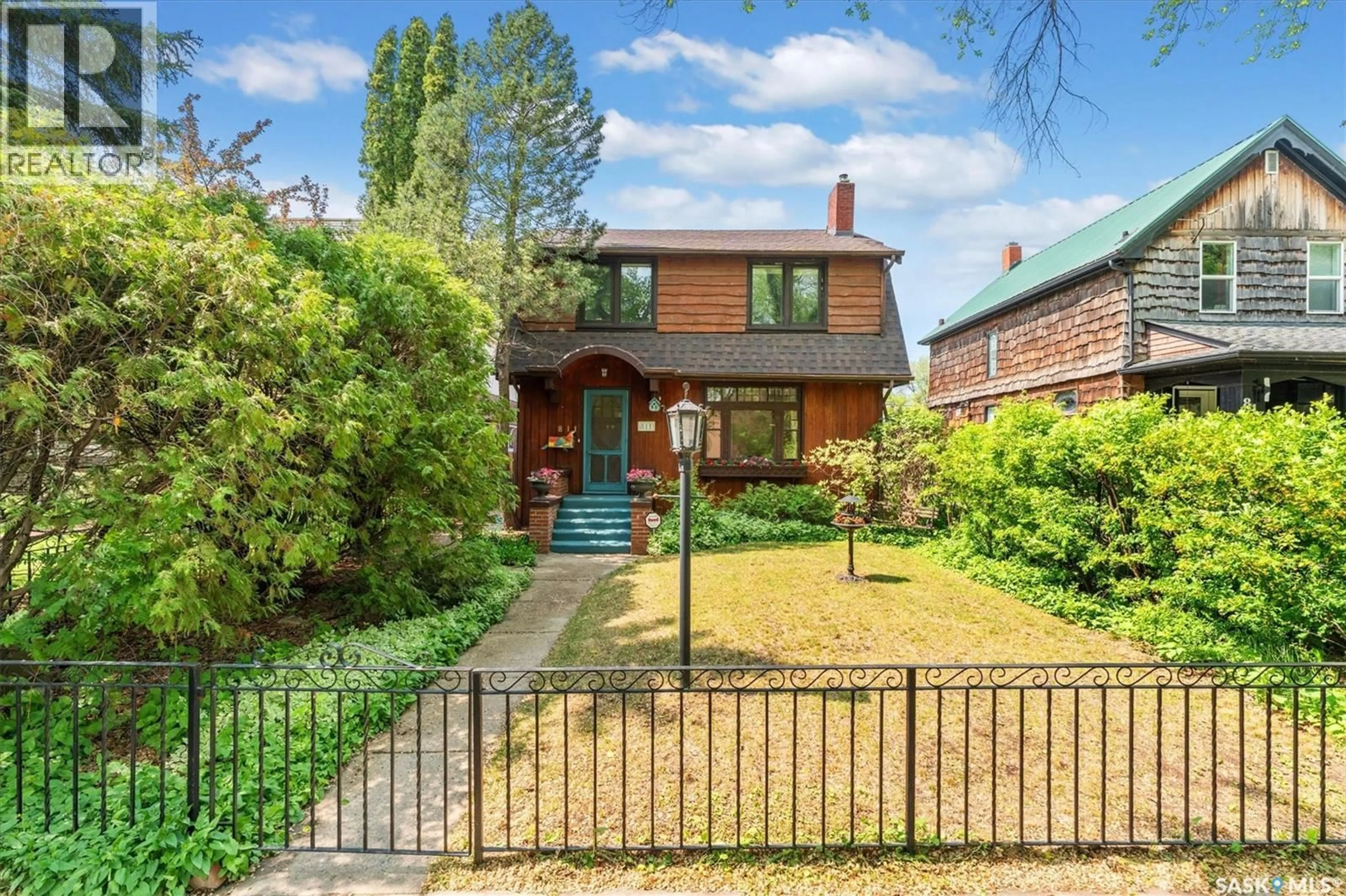 A pic from outside/outdoor area/front of a property/back of a property/a pic from drone, street for 811 9TH AVENUE, Saskatoon Saskatchewan S7K2Z1