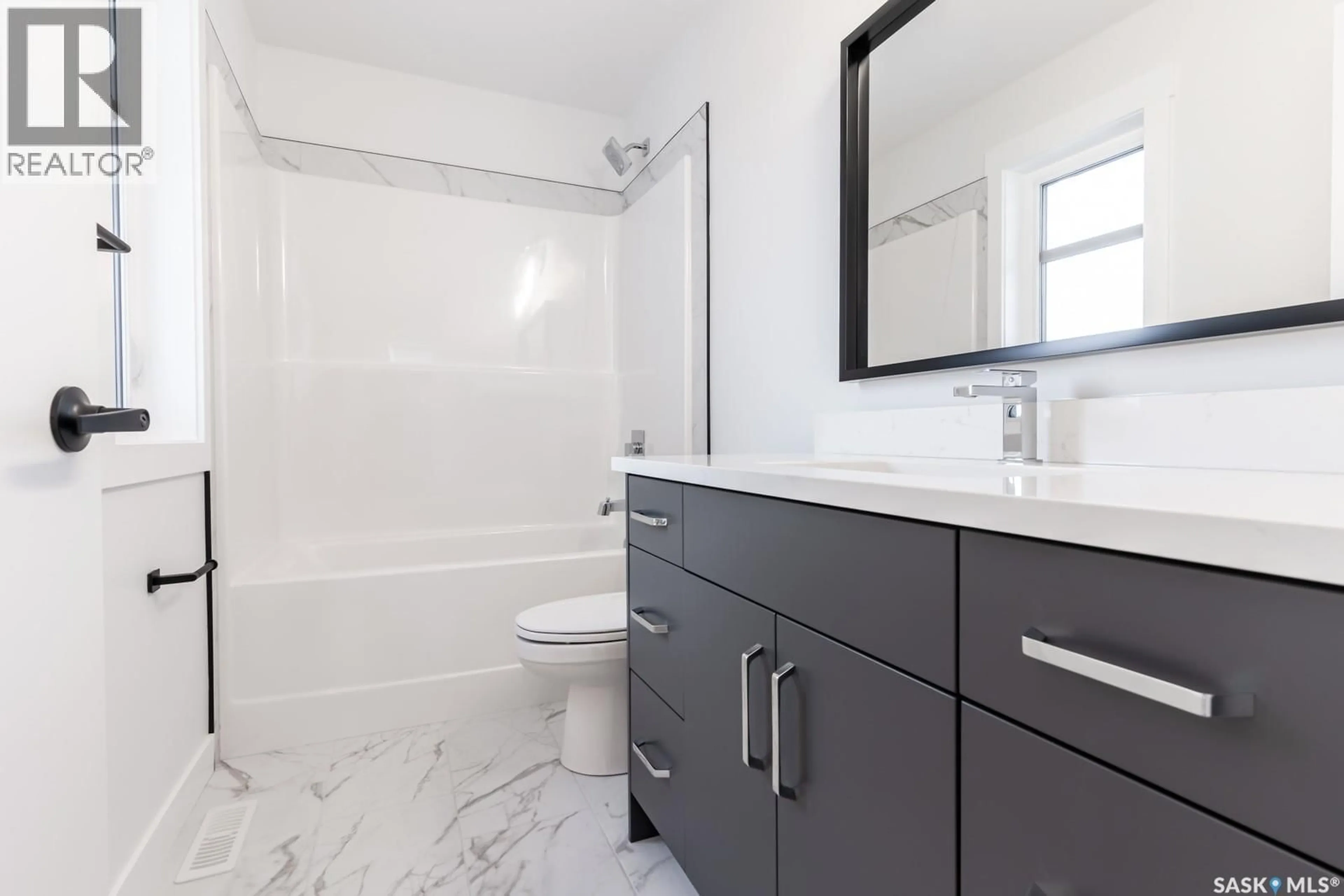 Contemporary bathroom, ceramic/tile floor for 429 TRAEGER CLOSE, Saskatoon Saskatchewan S7V1Z5