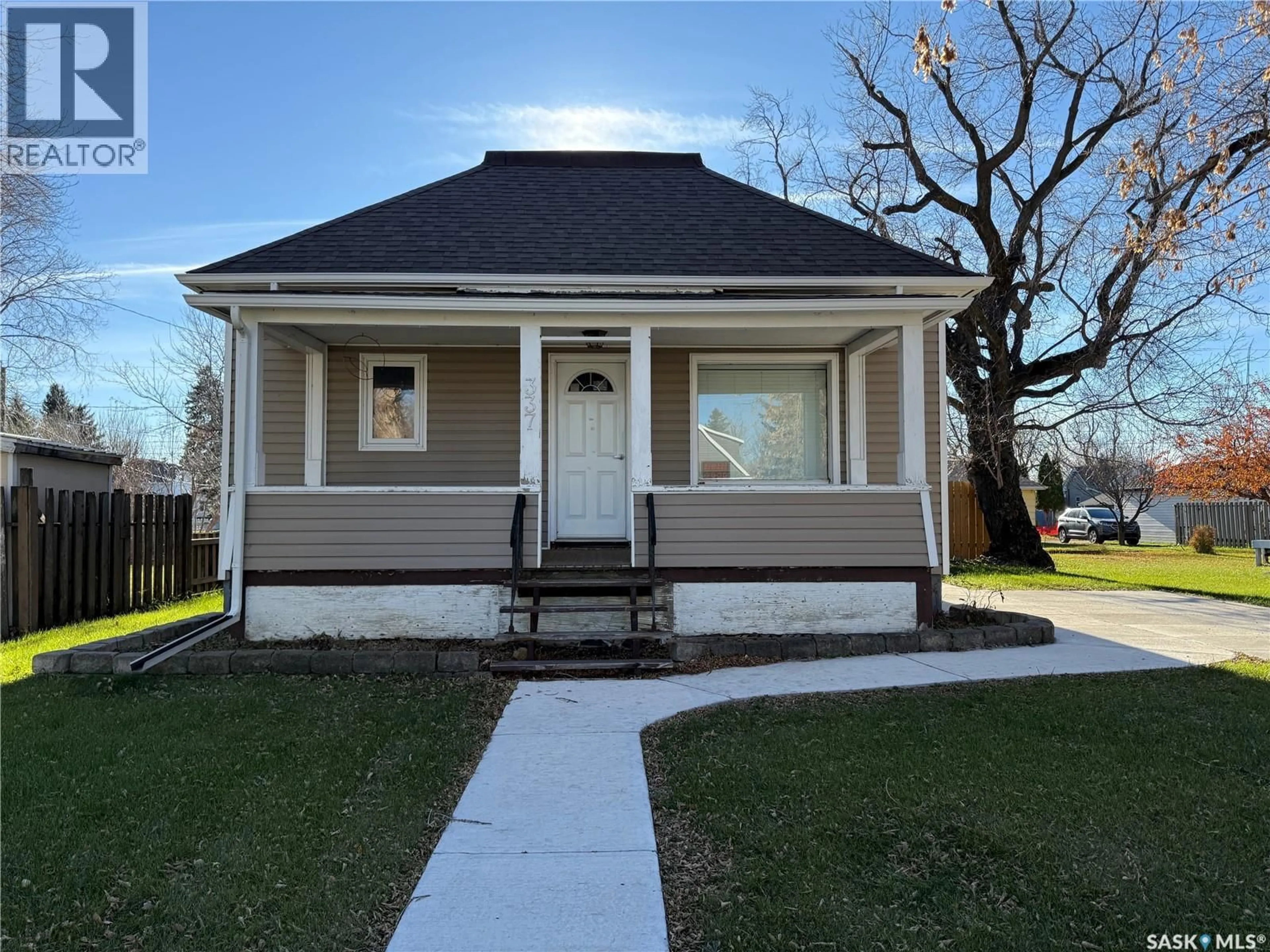 Home with vinyl exterior material, street for 337 4TH AVENUE, Melville Saskatchewan S0A2P0