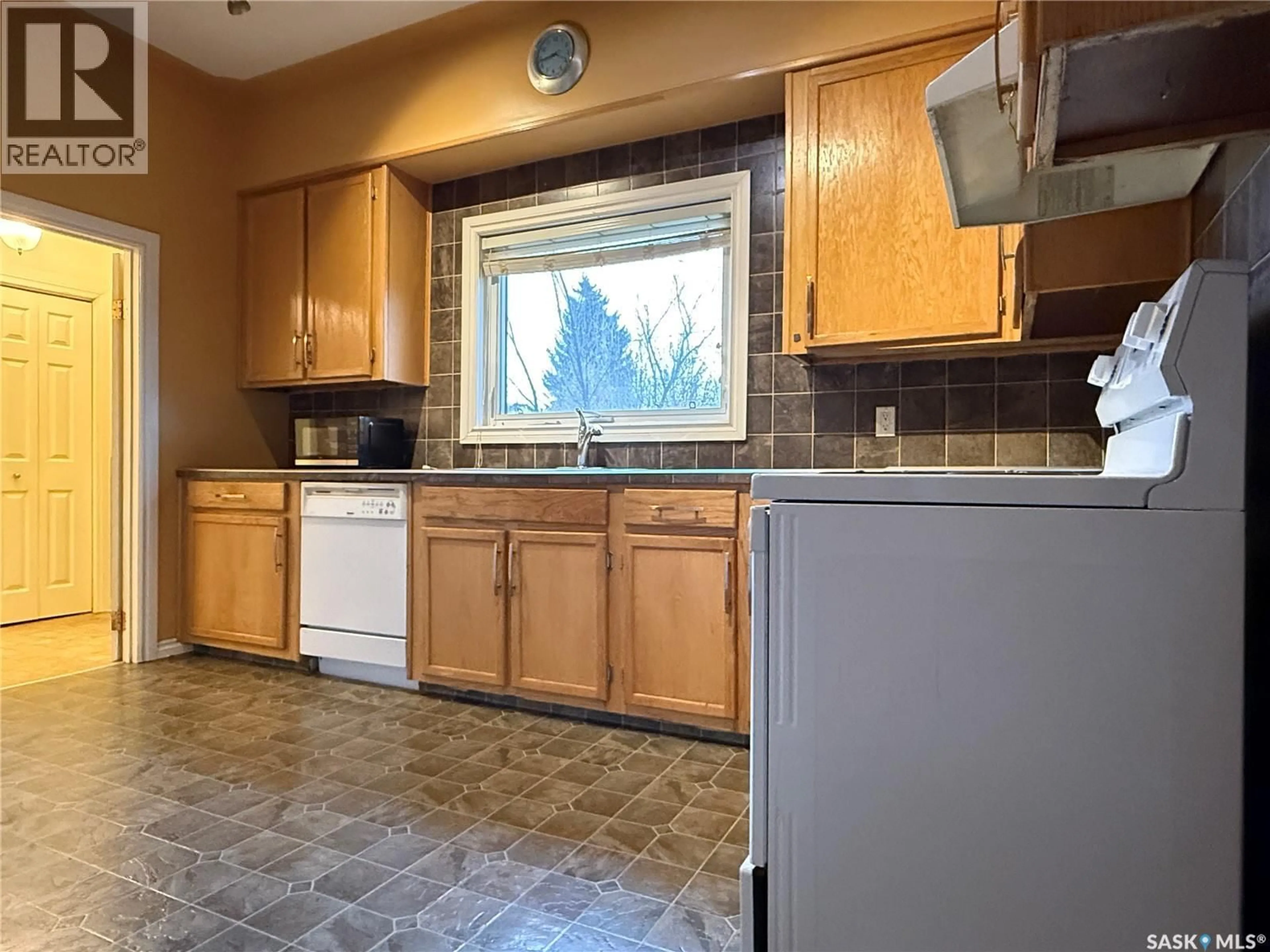 Standard kitchen, unknown for 337 4TH AVENUE, Melville Saskatchewan S0A2P0