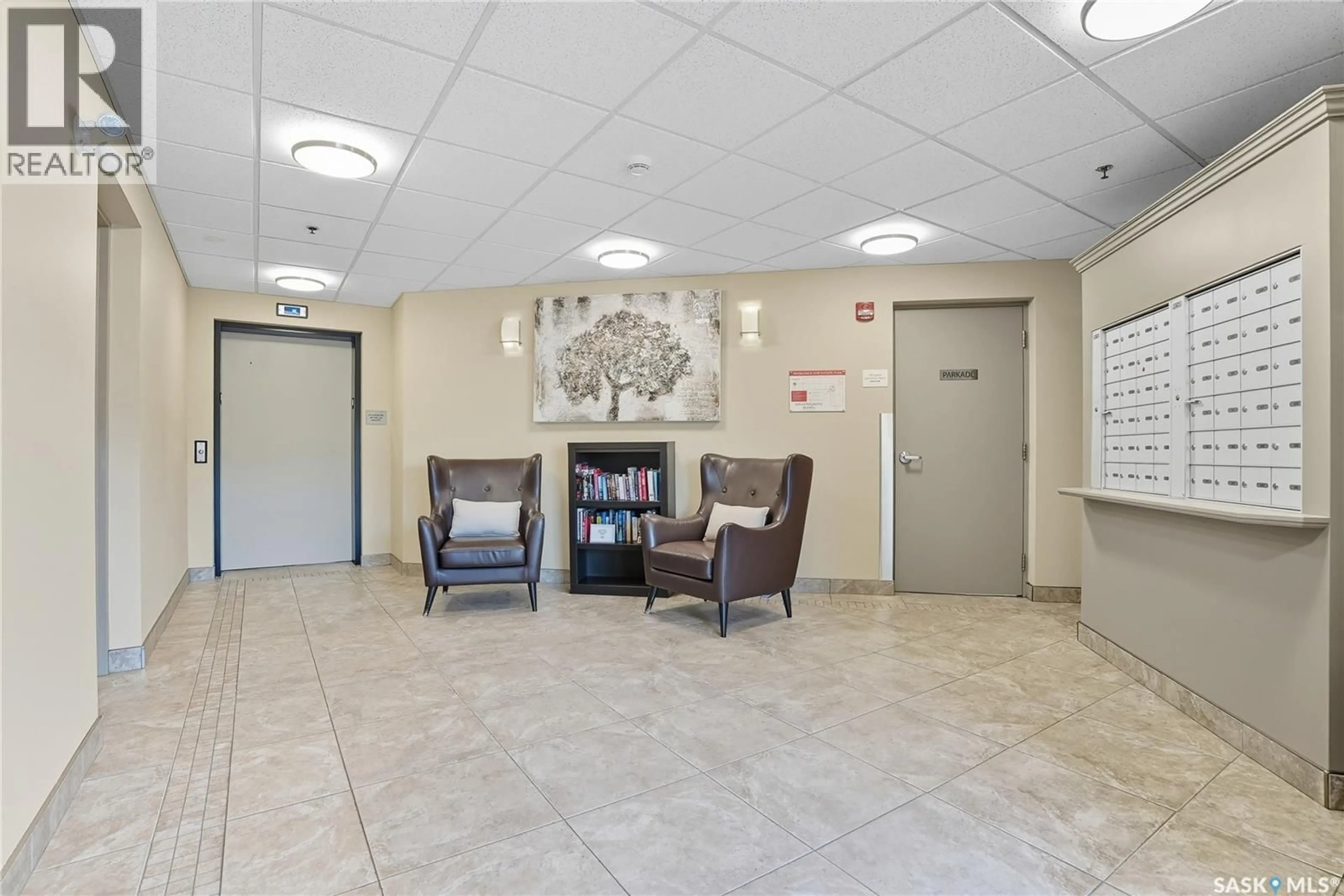 Indoor foyer for 121 - 325 WILLOWGROVE CRESCENT, Saskatoon Saskatchewan S7W0R1