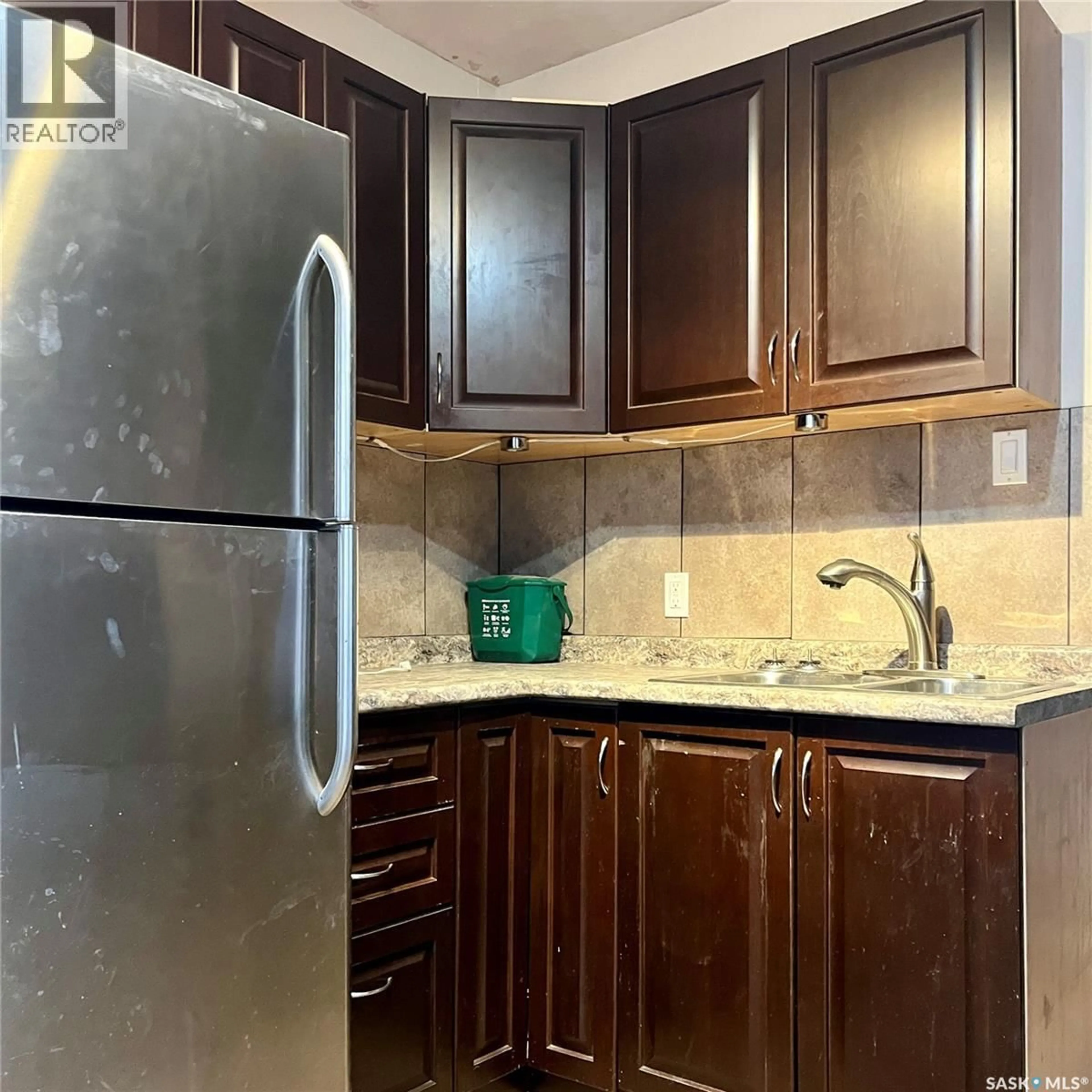 Standard kitchen, unknown for 1225 B AVENUE, Saskatoon Saskatchewan S7L1G4