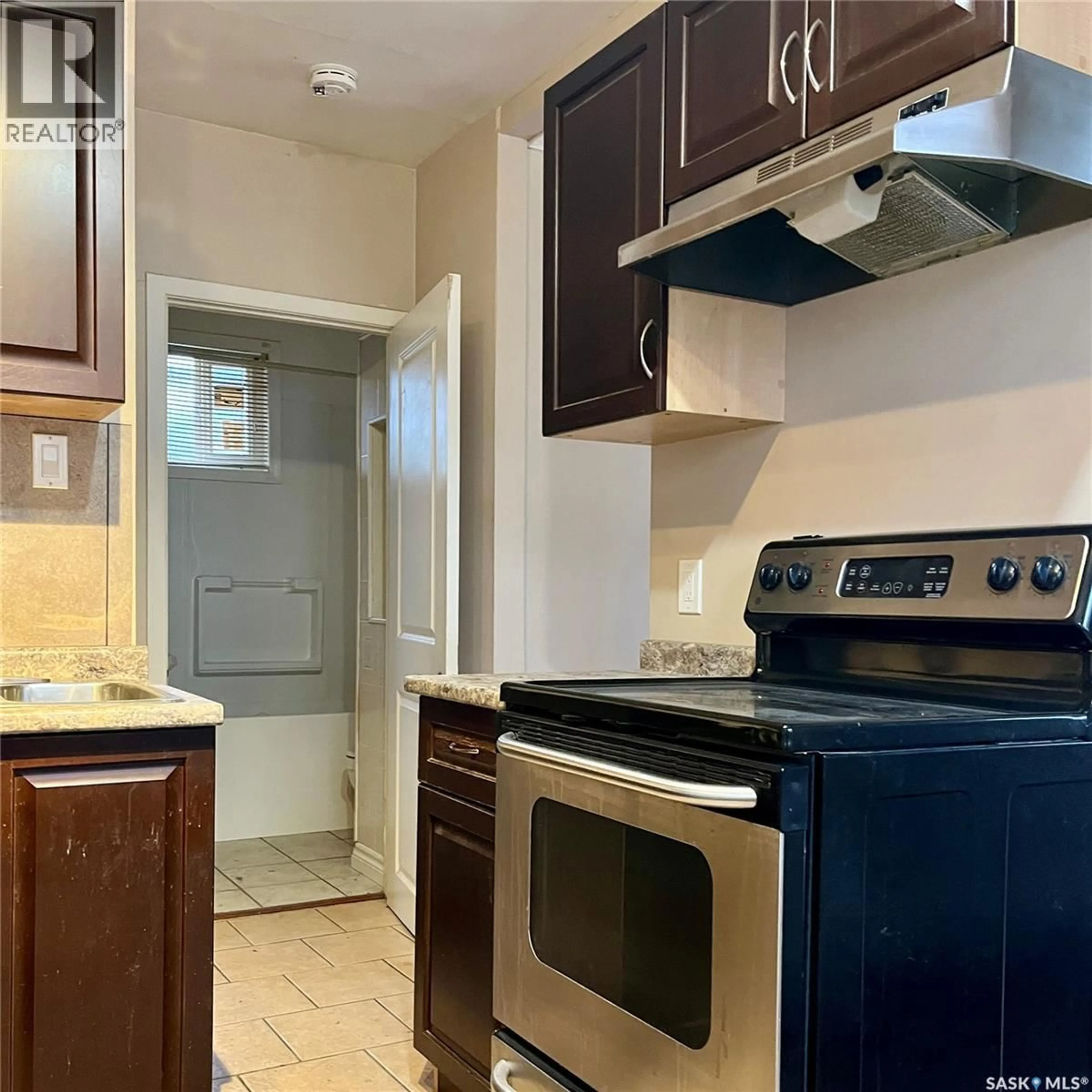 Standard kitchen, unknown for 1225 B AVENUE, Saskatoon Saskatchewan S7L1G4