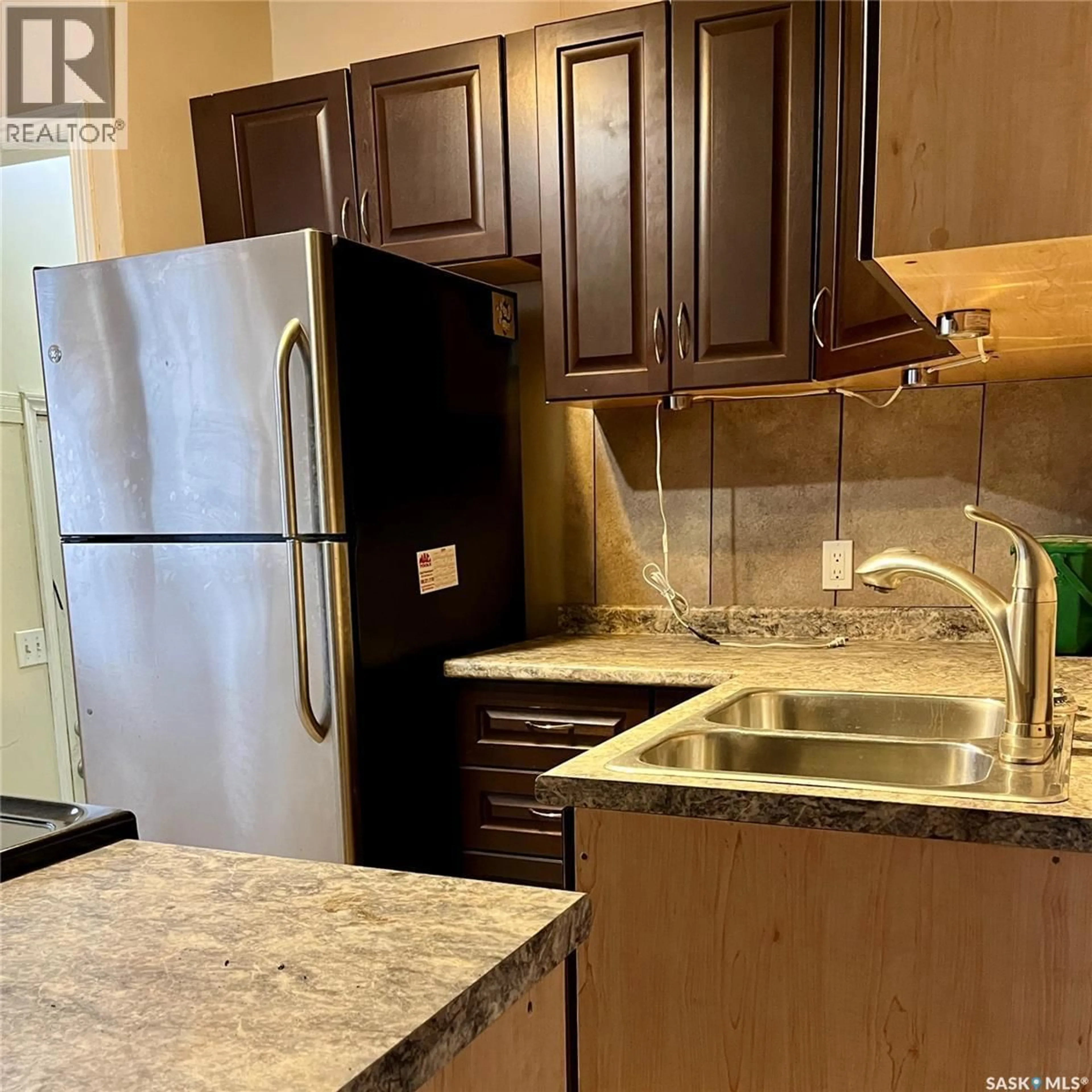 Standard kitchen, unknown for 1225 B AVENUE, Saskatoon Saskatchewan S7L1G4