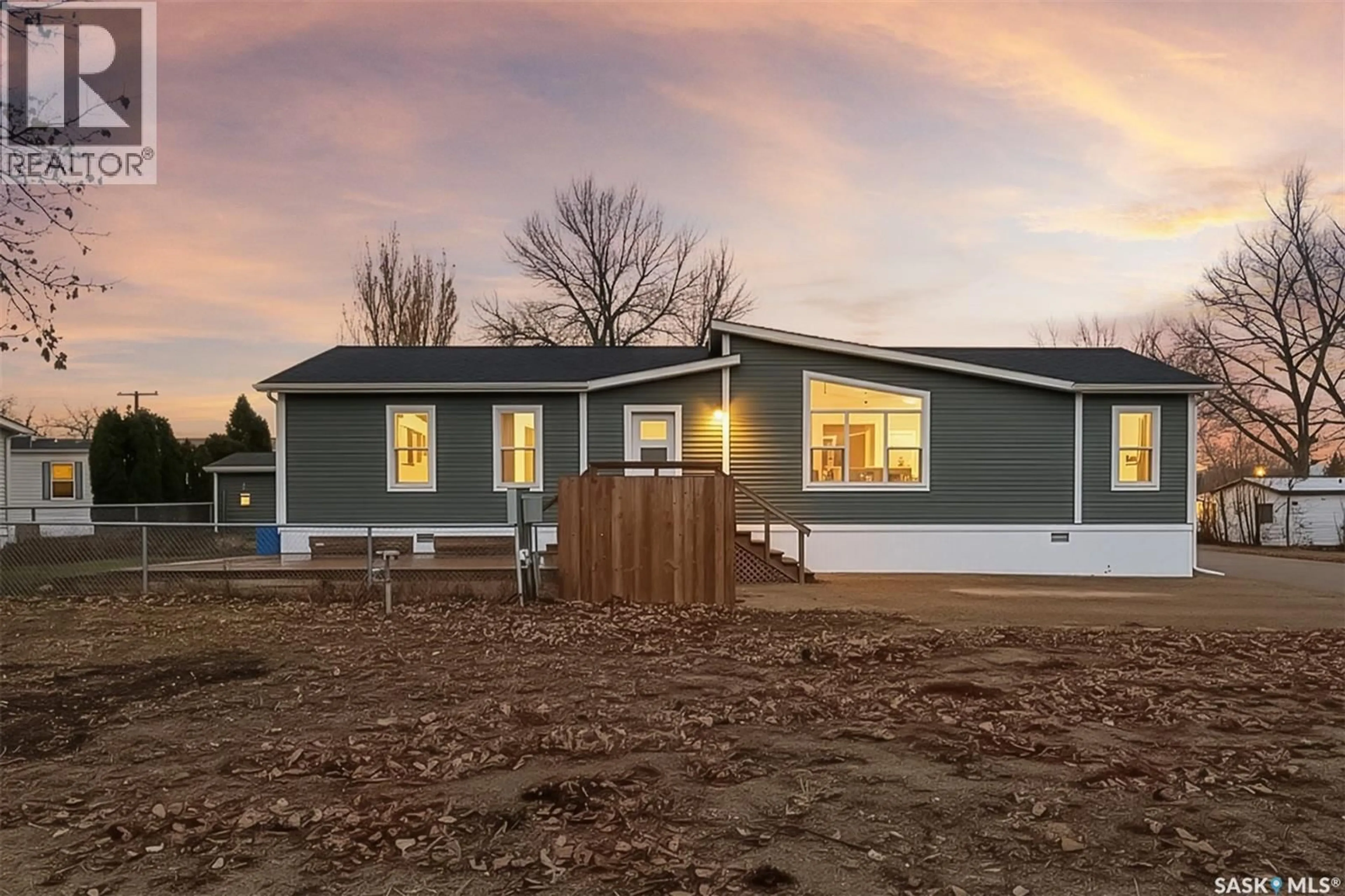 Home with vinyl exterior material, unknown for E18 9TH AVENUE, Moose Jaw Saskatchewan S6J1C6