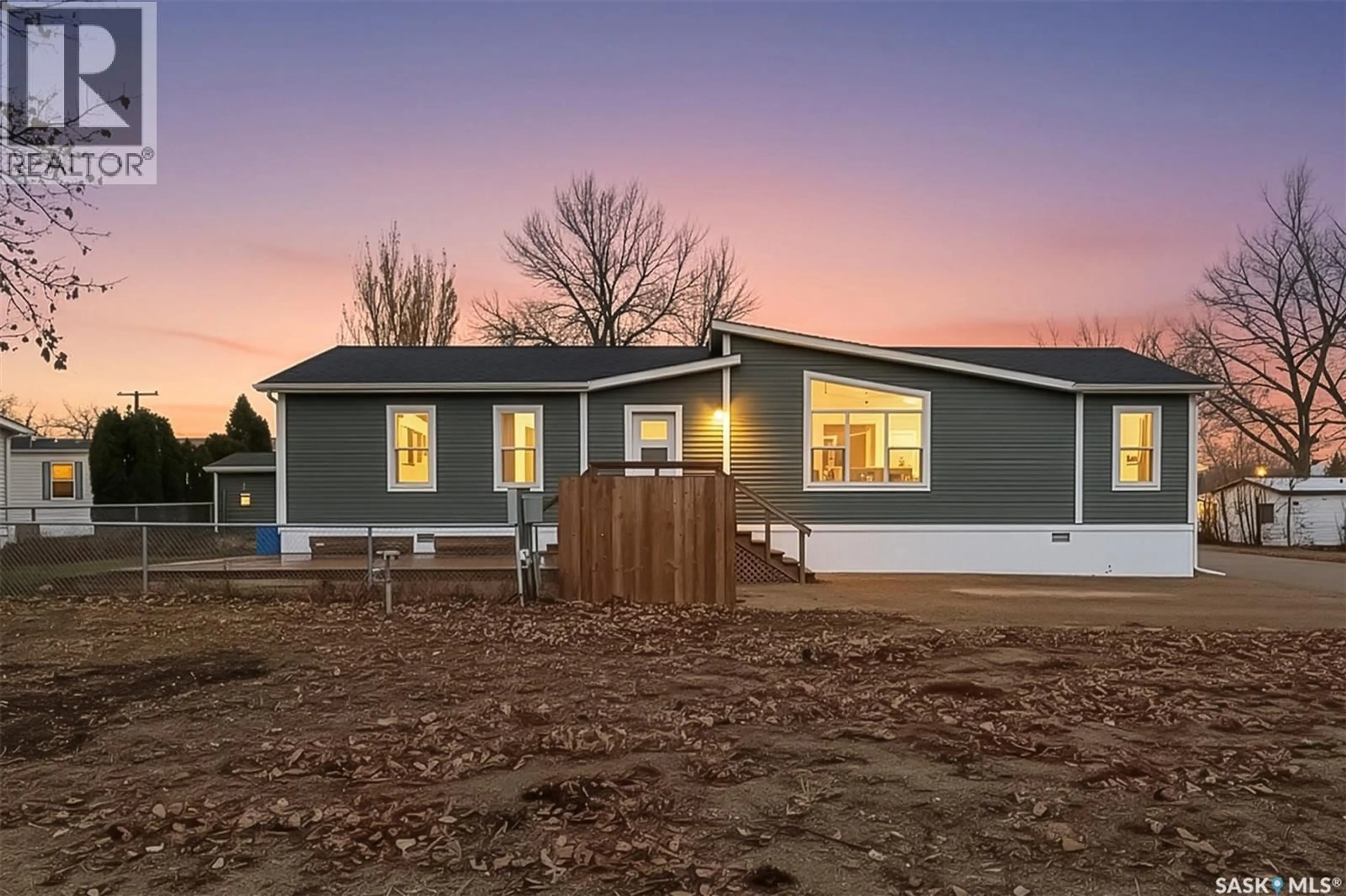 Home with vinyl exterior material, unknown for E18 9TH AVENUE, Moose Jaw Saskatchewan S6J1C6