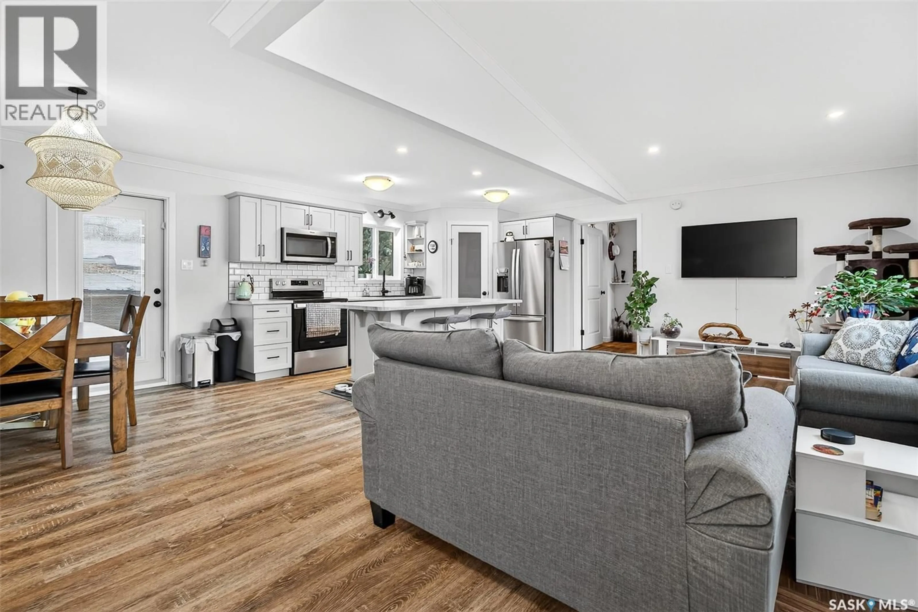 Open concept kitchen, unknown for E18 9TH AVENUE, Moose Jaw Saskatchewan S6J1C6