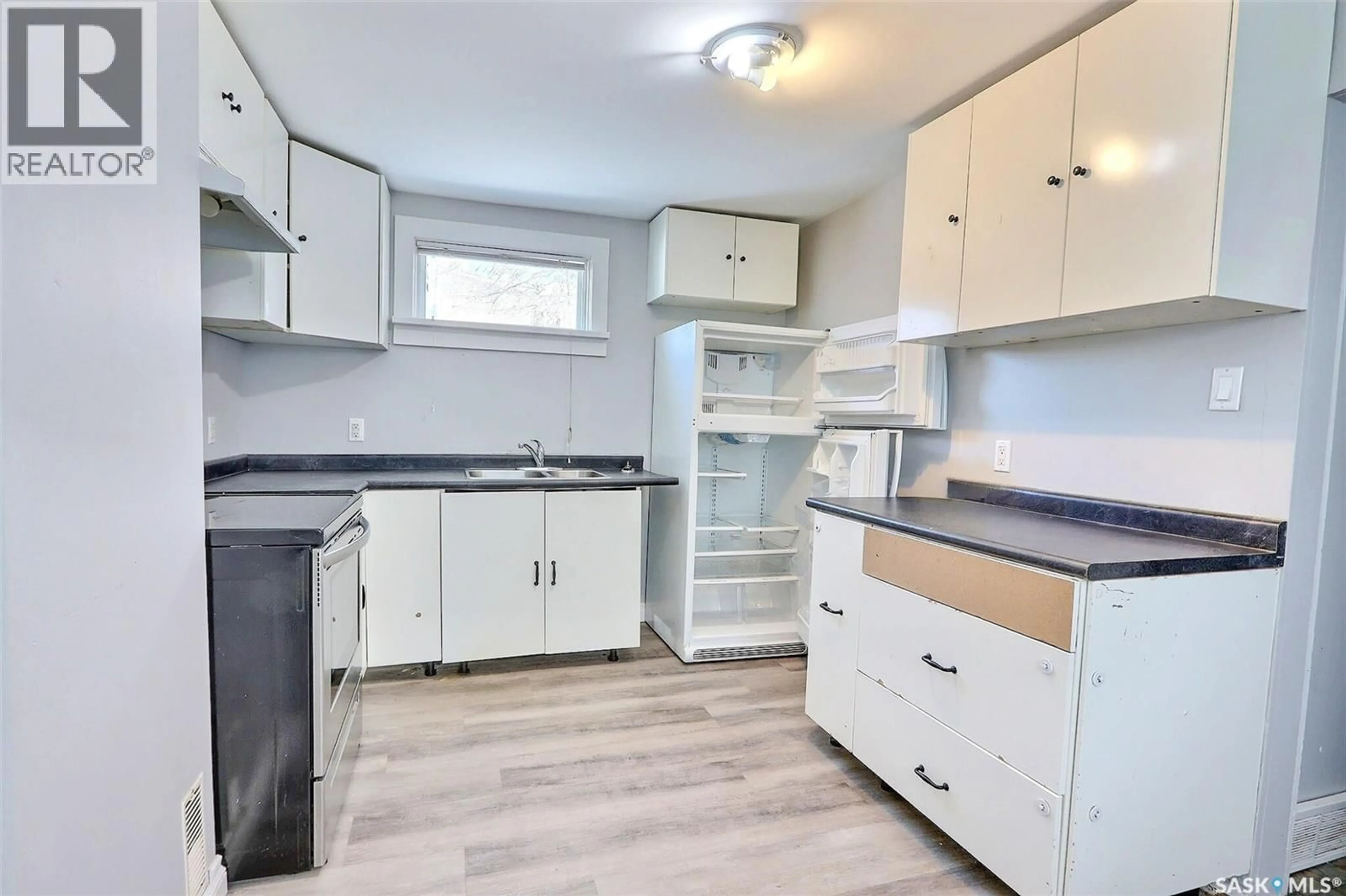Standard kitchen, unknown for 586 5TH STREET, Prince Albert Saskatchewan S6V0M1