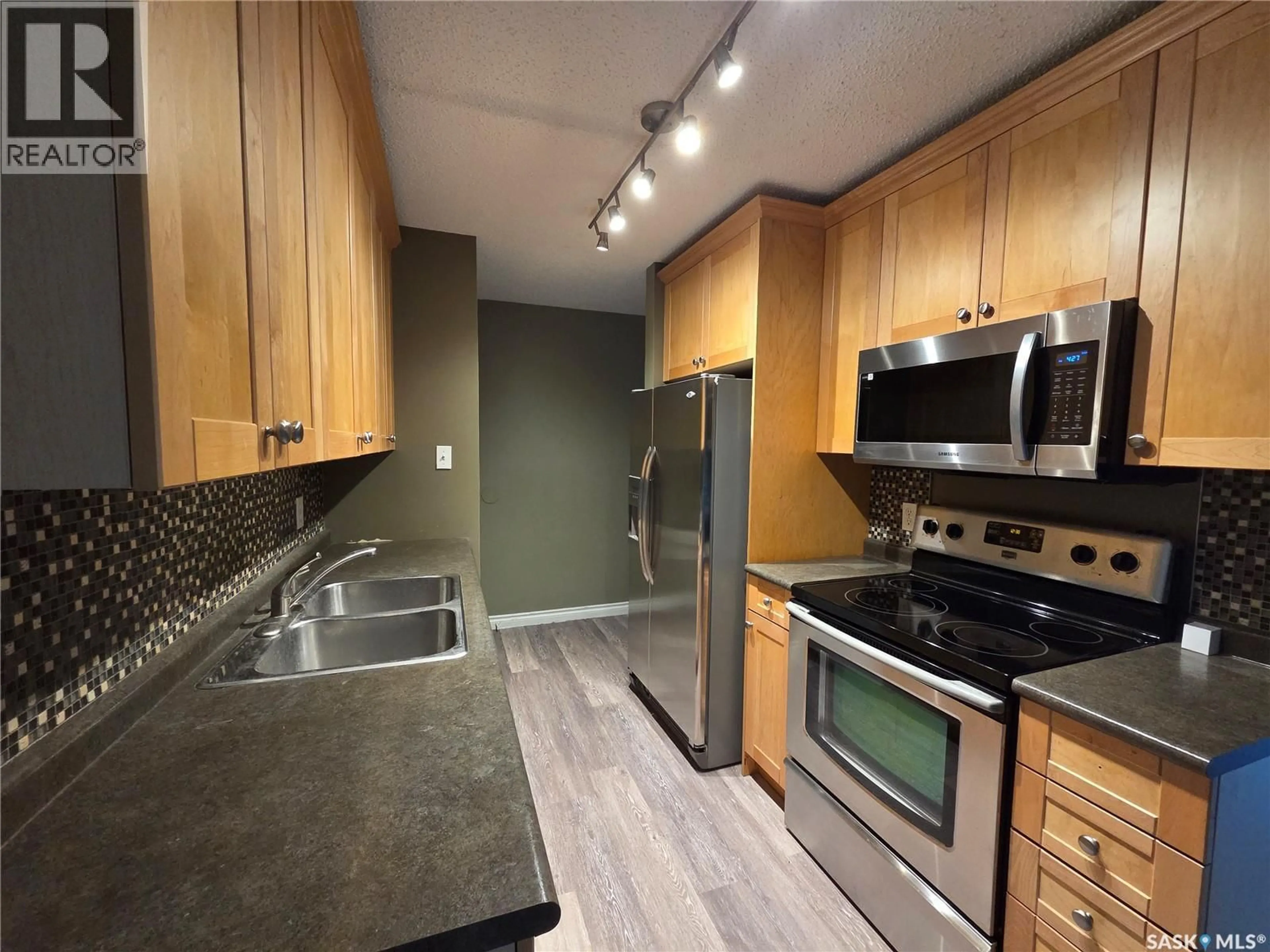 Standard kitchen, unknown for 207B - 4040 8TH STREET, Saskatoon Saskatchewan S7H5L4