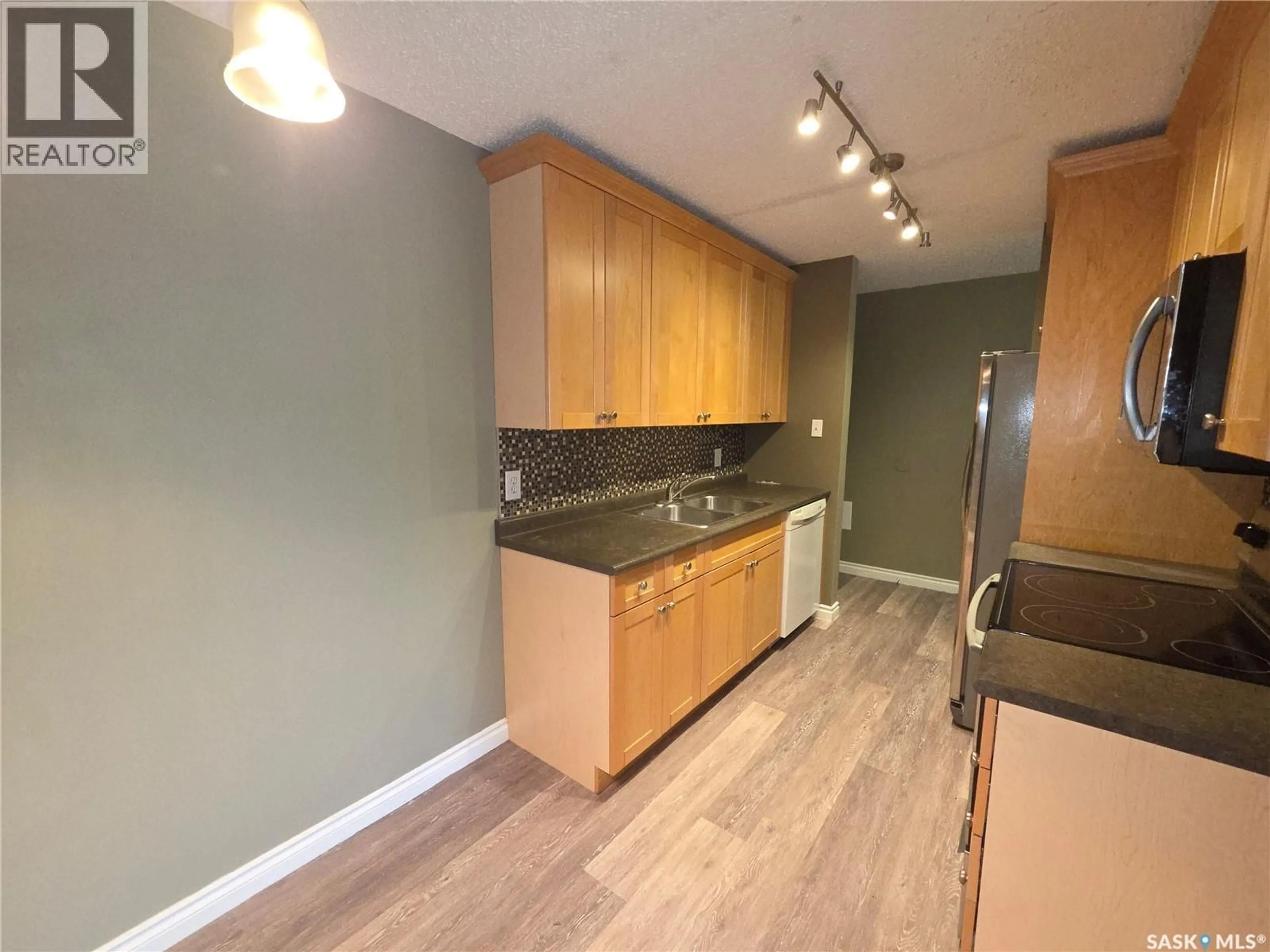Standard kitchen, wood/laminate floor for 207B - 4040 8TH STREET, Saskatoon Saskatchewan S7H5L4