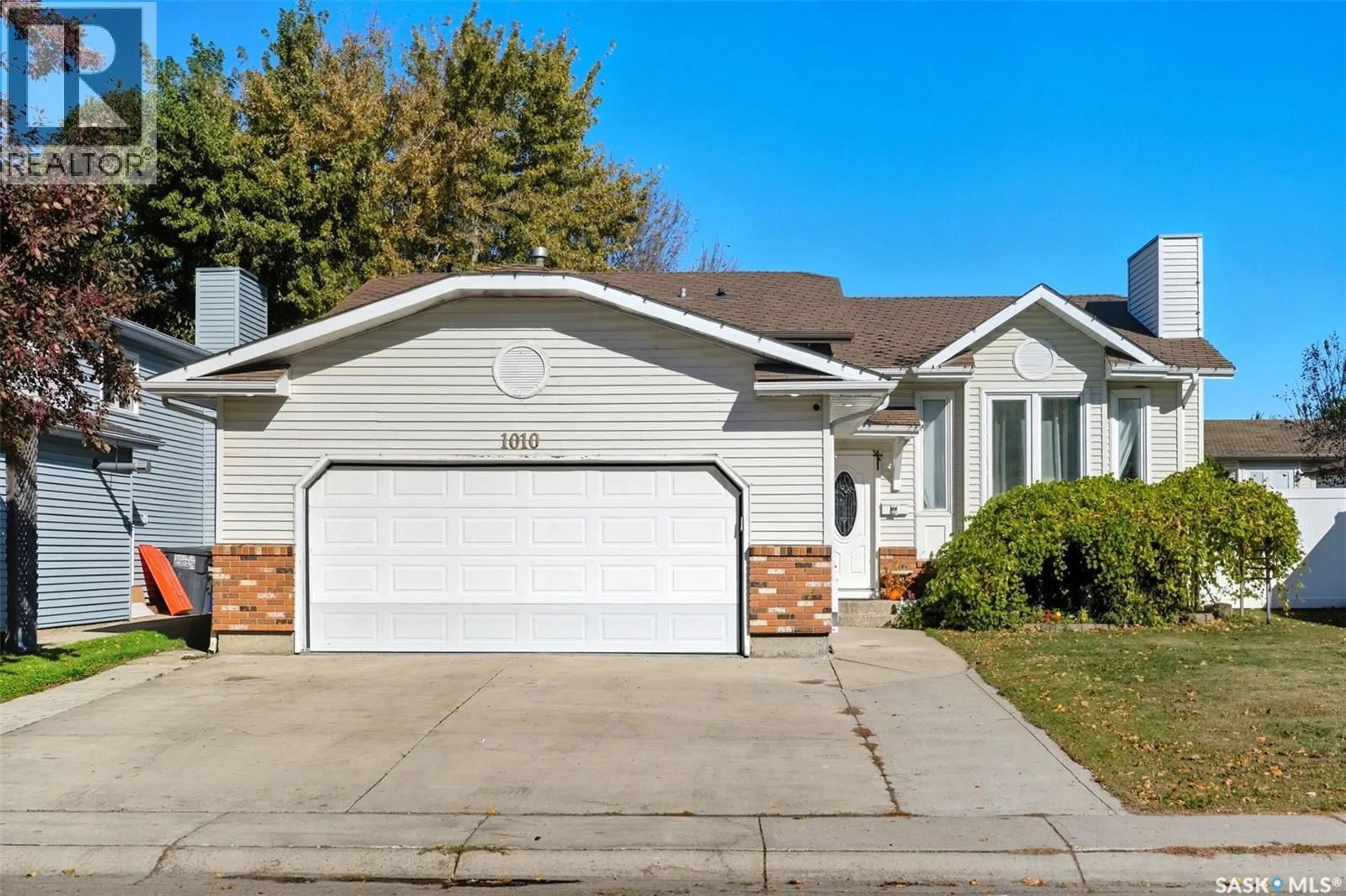 Home with vinyl exterior material, street for 1010 HASLAM CRESCENT, Saskatoon Saskatchewan S7S1C8