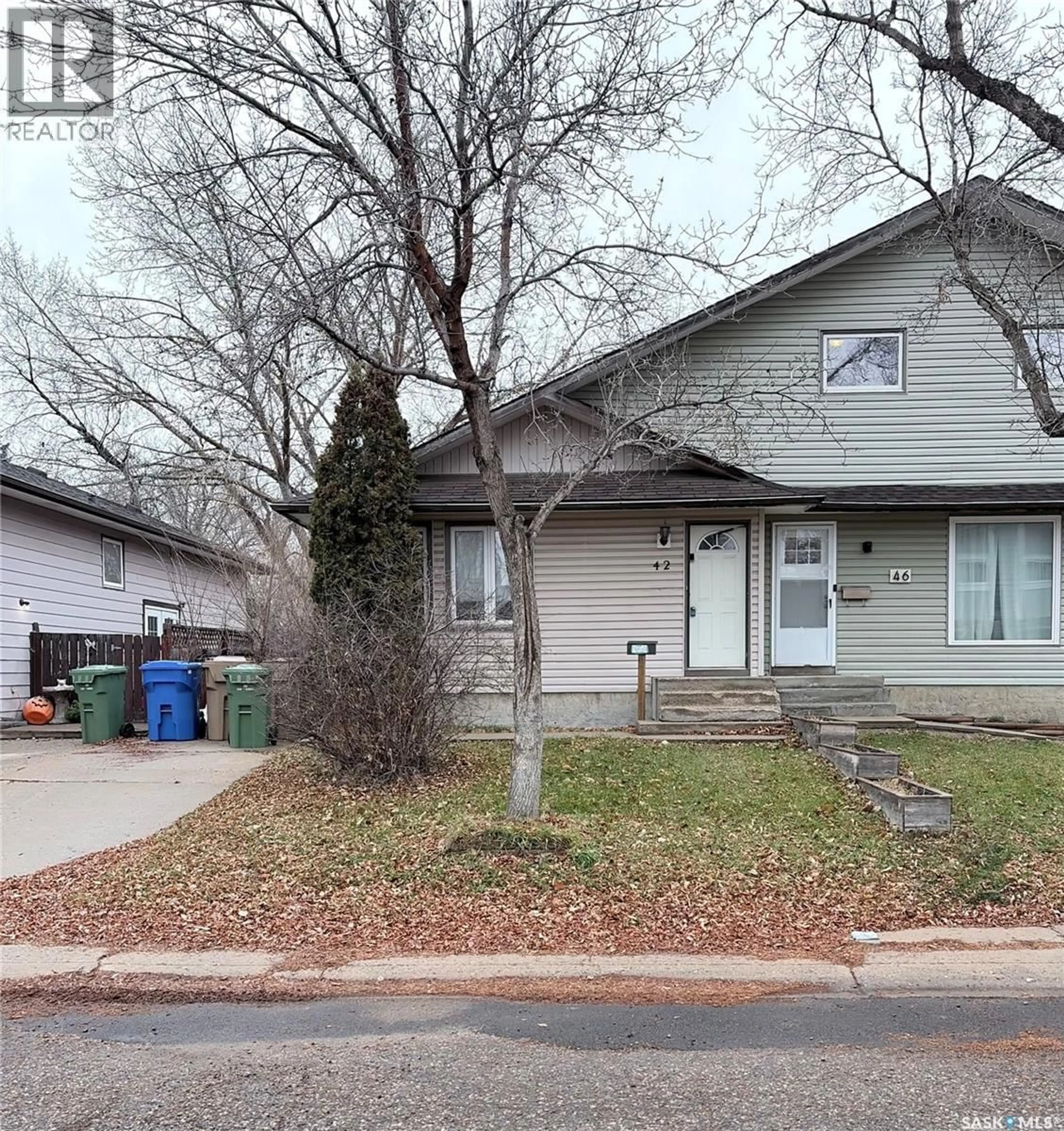 Home with vinyl exterior material, street for 42 HUNT CRESCENT, Regina Saskatchewan S4N5K8