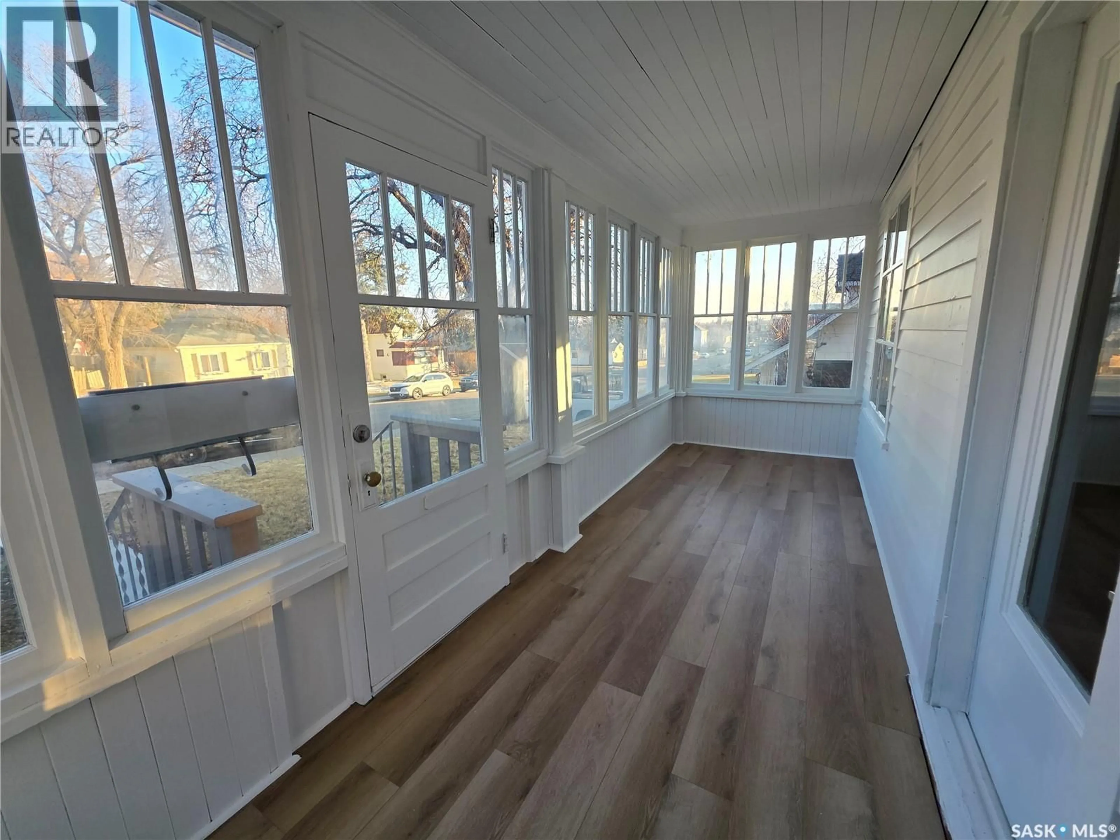 Indoor entryway for 430 2ND AVENUE, Swift Current Saskatchewan S9H2E4