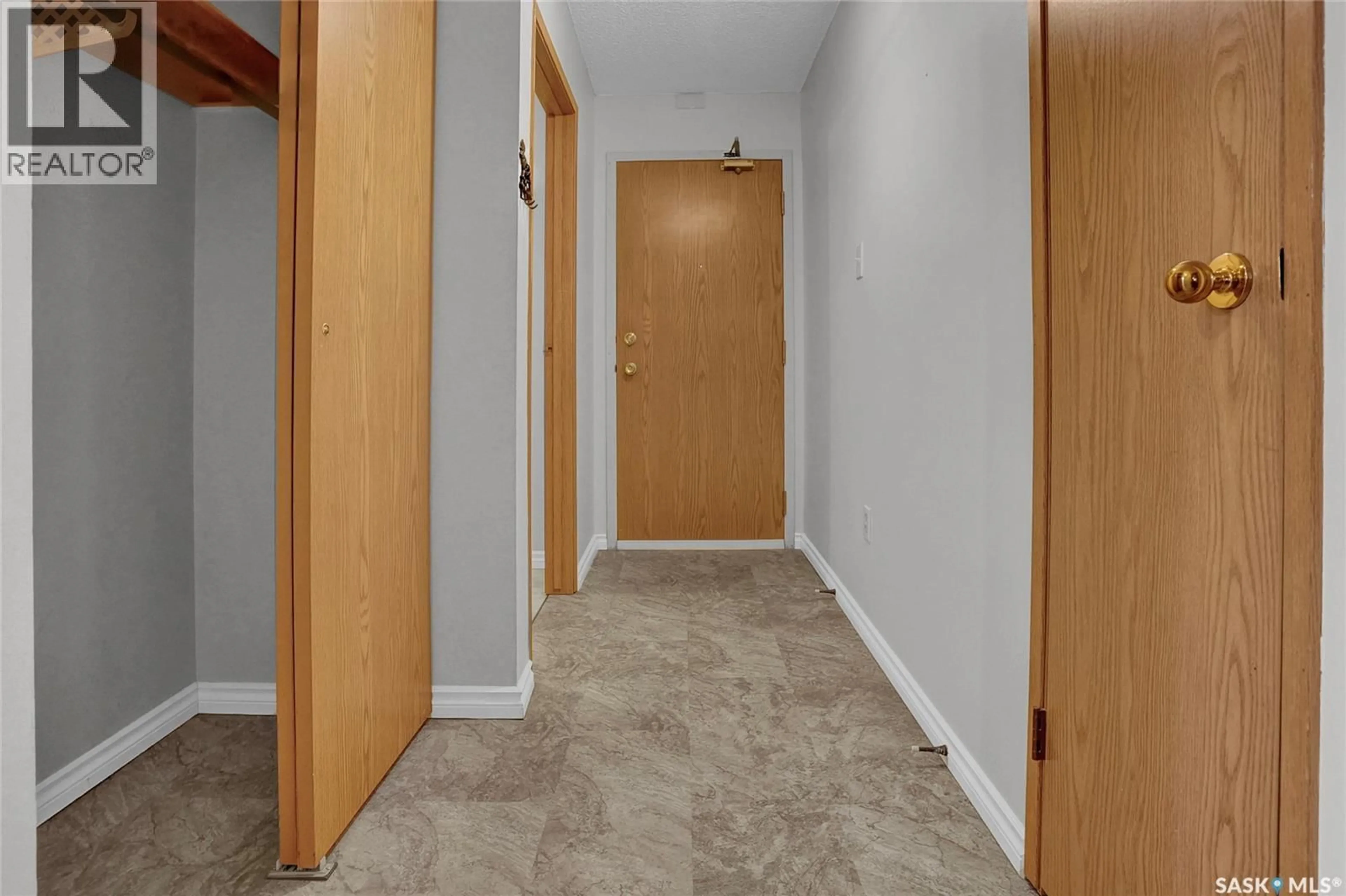 Indoor foyer for 205 WOOD LILY DRIVE, Moose Jaw Saskatchewan S6J1H1