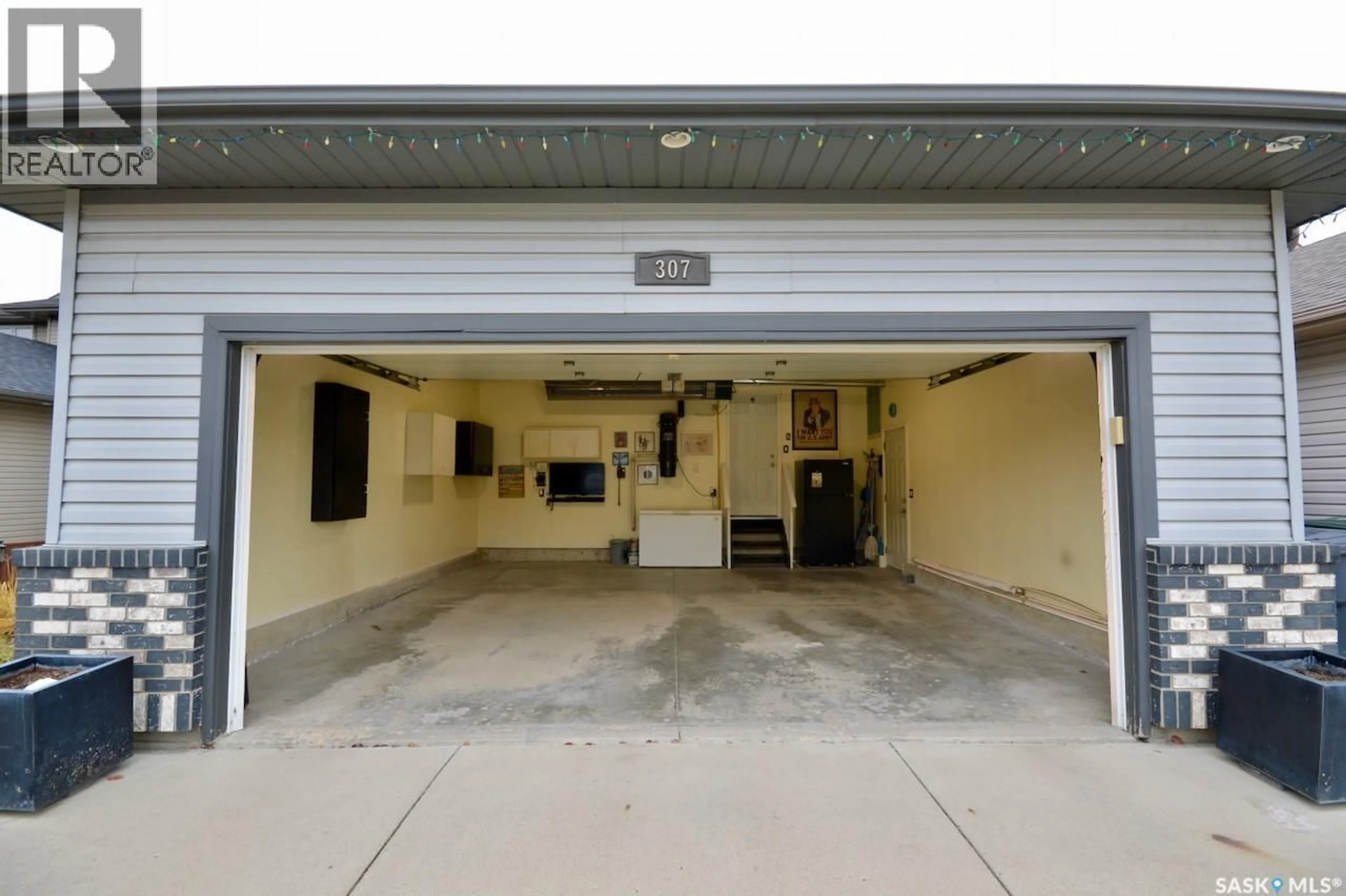 Indoor garage for 307 DENHAM COURT, Saskatoon Saskatchewan S7R1E5