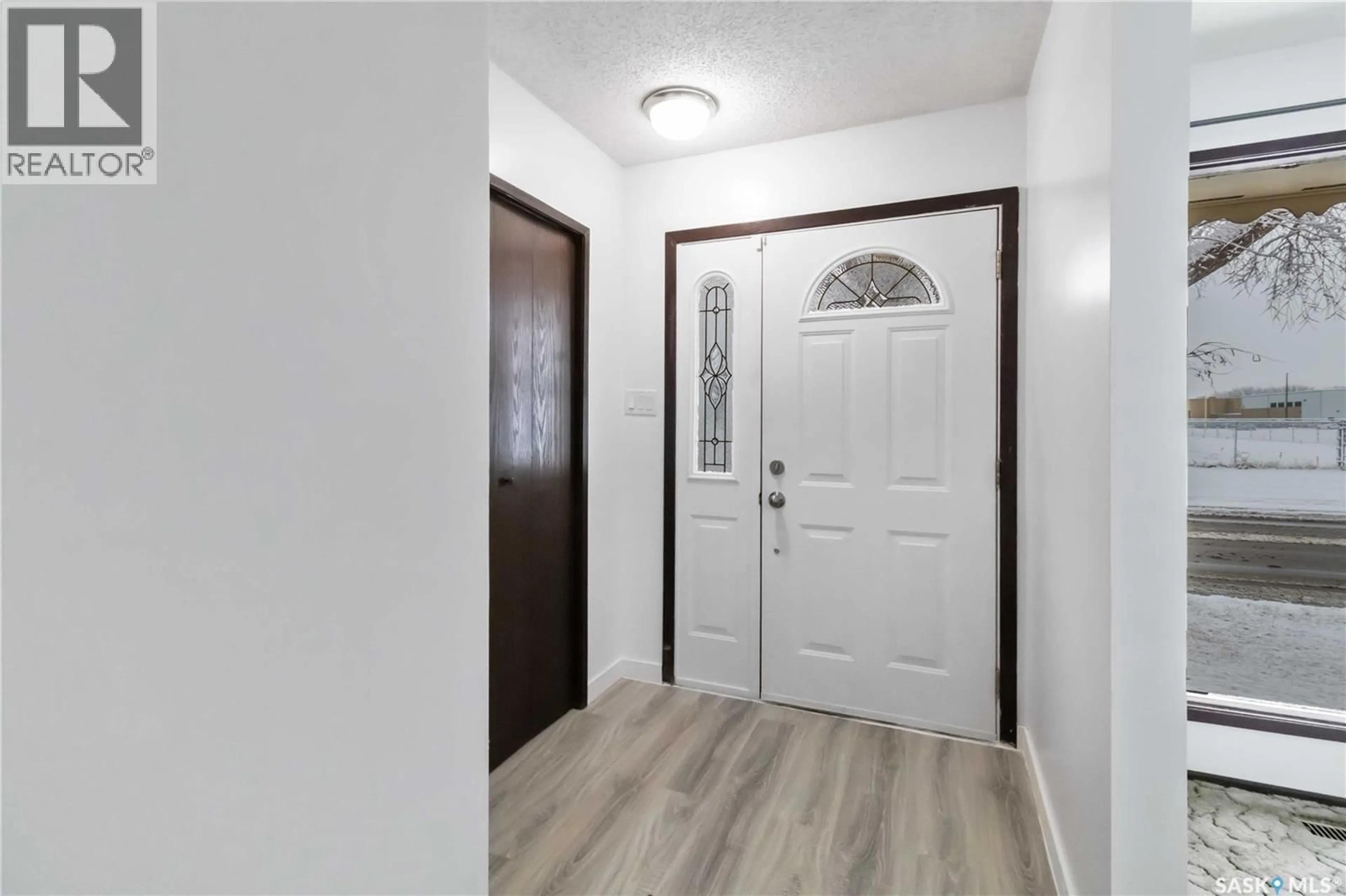 Indoor entryway for 802 V AVENUE, Saskatoon Saskatchewan S7L3G1