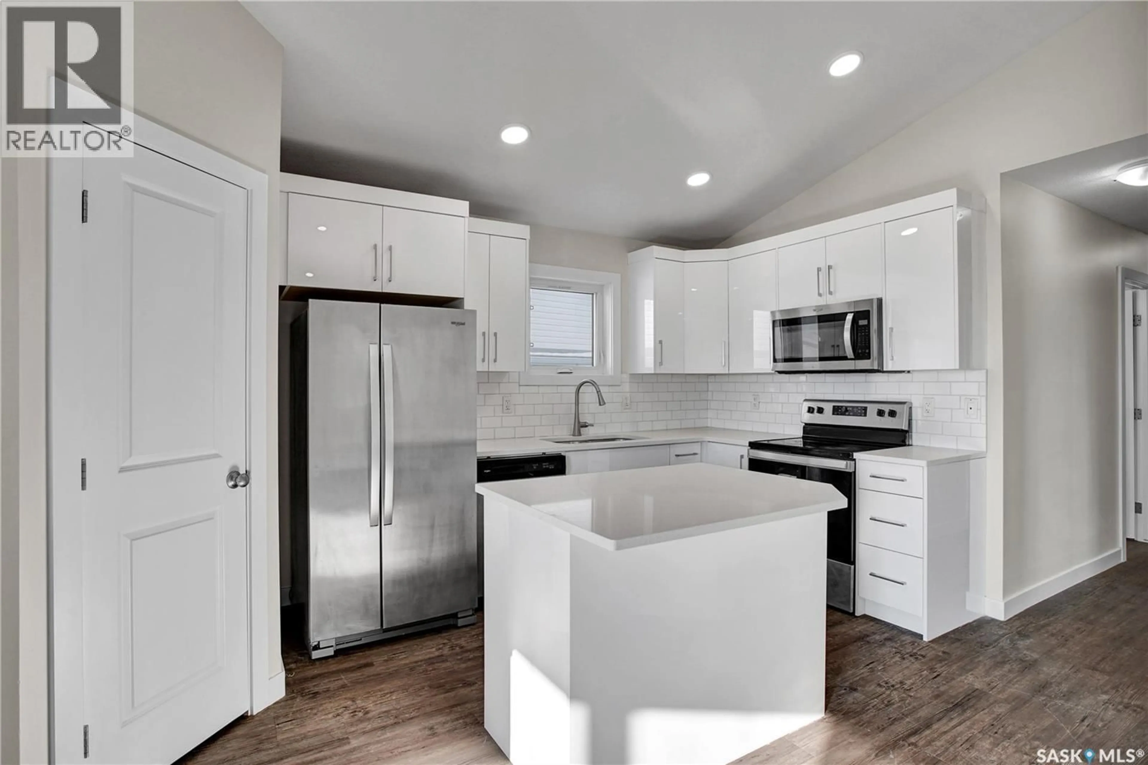Open concept kitchen, unknown for 363 MCARTHUR CRESCENT, Saskatoon Saskatchewan S7L6X5