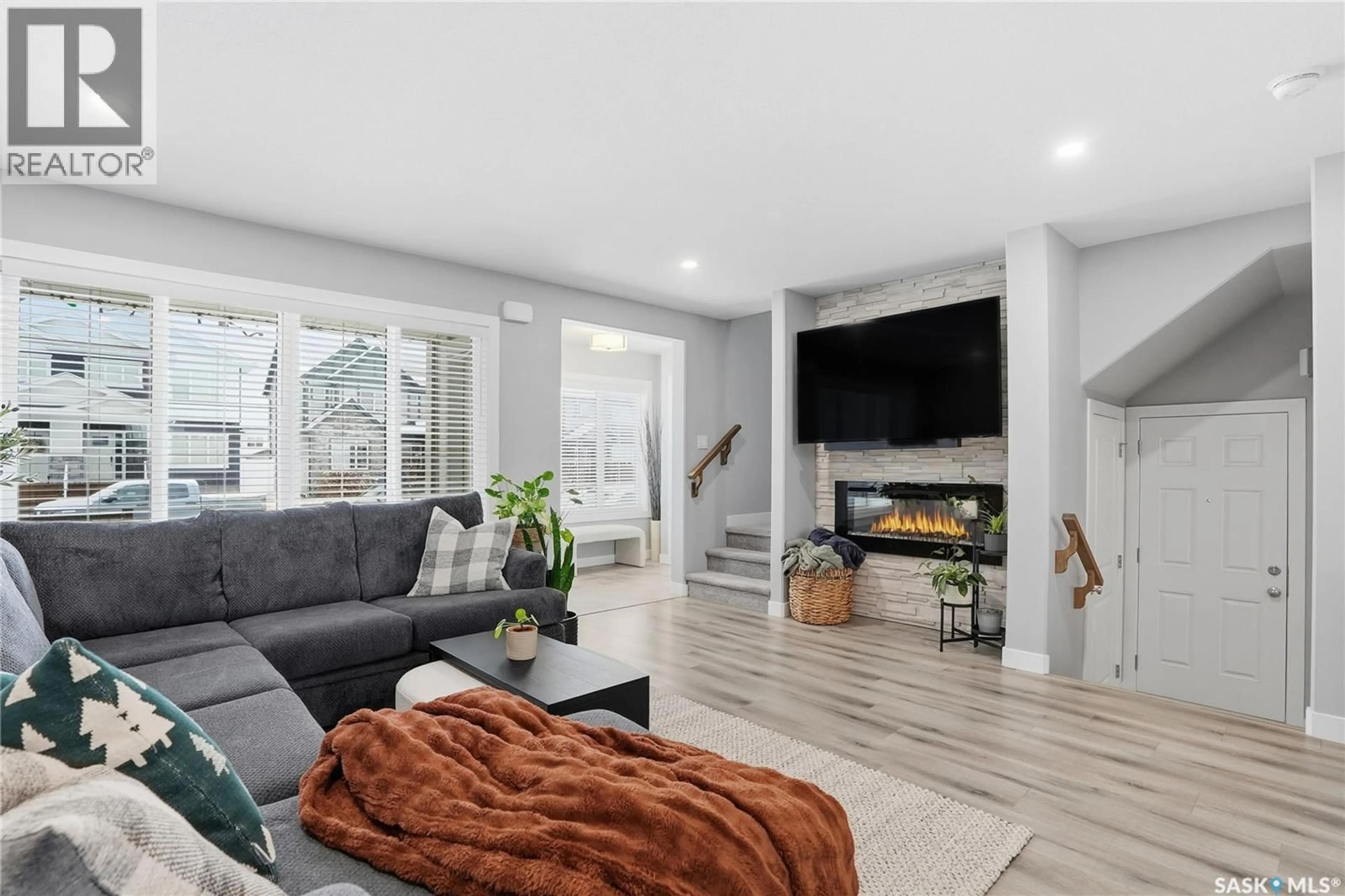 Living room with furniture, unknown for 866 MCFAULL RISE, Saskatoon Saskatchewan S7V0S8