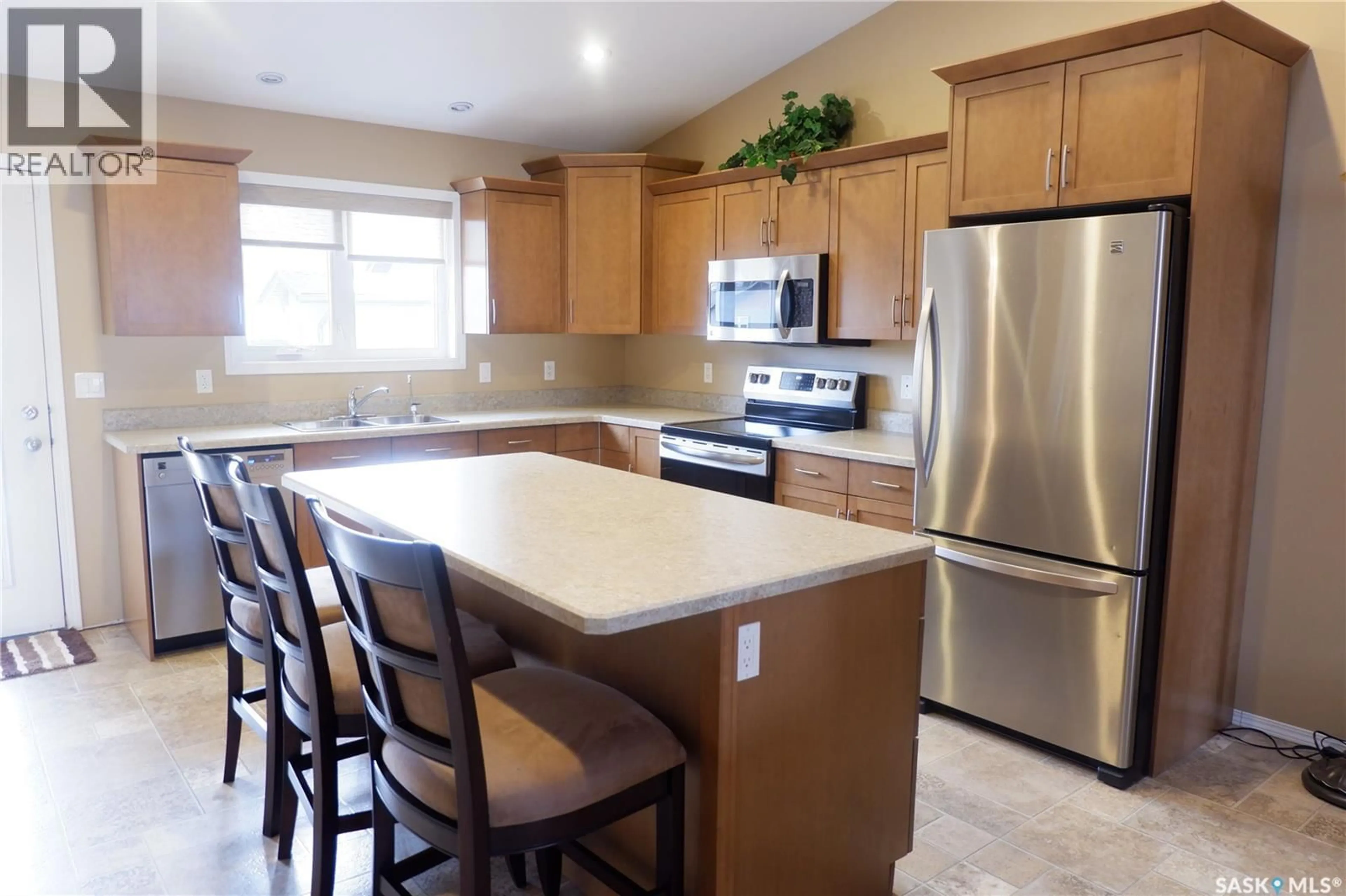 Open concept kitchen, unknown for 401 3RD AVENUE, Assiniboia Saskatchewan S0H0B0