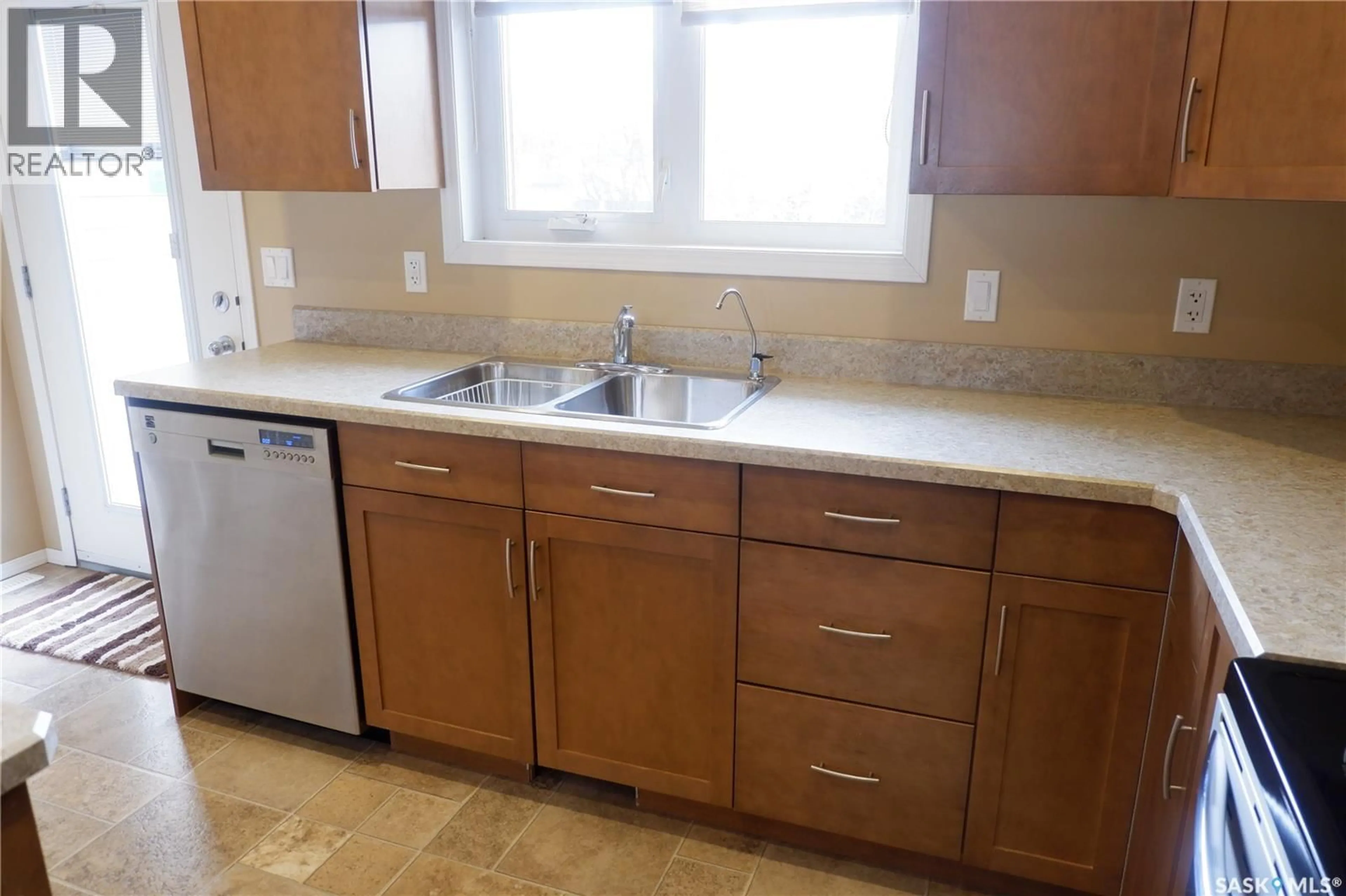 Standard kitchen, ceramic/tile floor for 401 3RD AVENUE, Assiniboia Saskatchewan S0H0B0