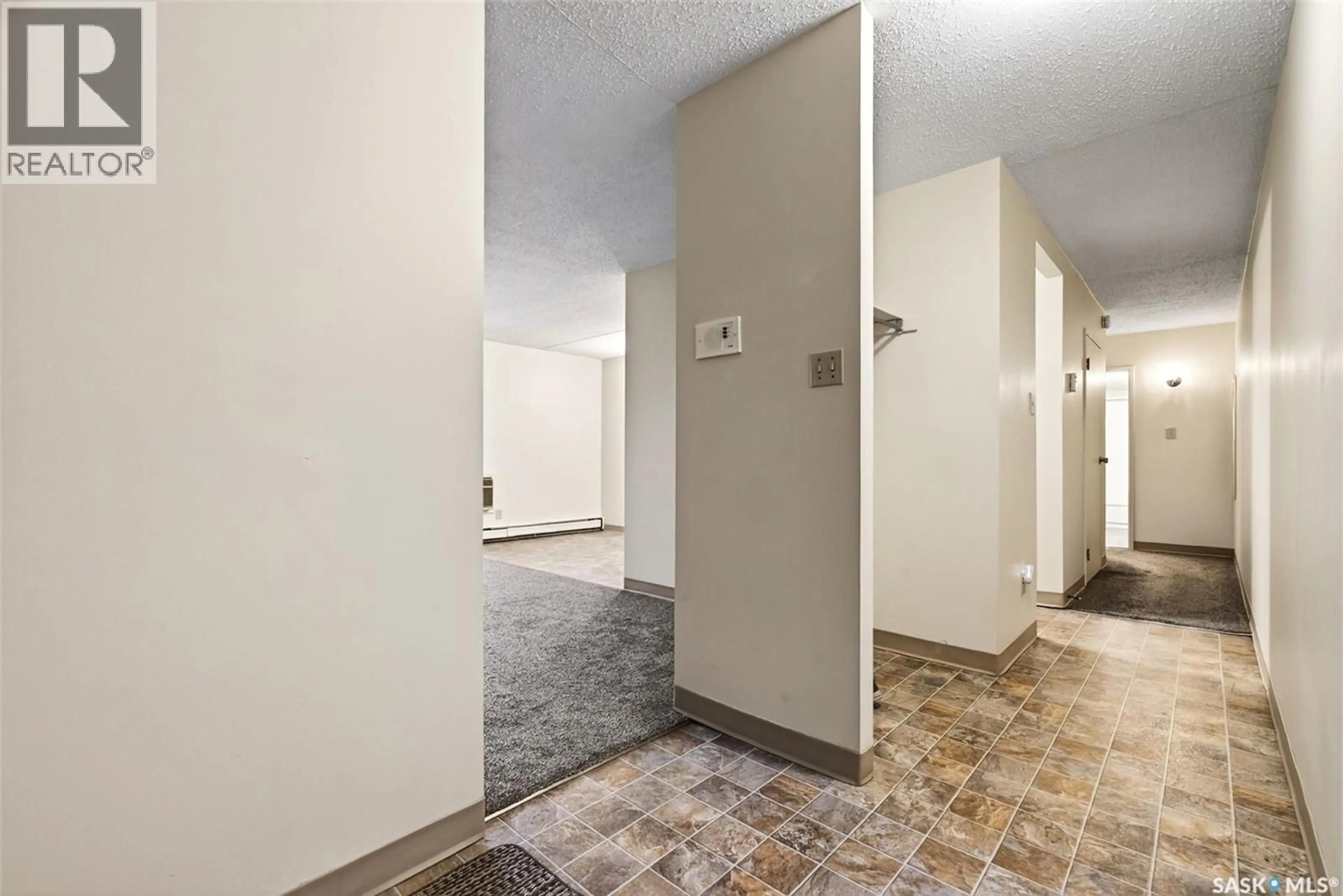 Indoor foyer for 32 27 CENTENNIAL STREET, Regina Saskatchewan S4S6P8