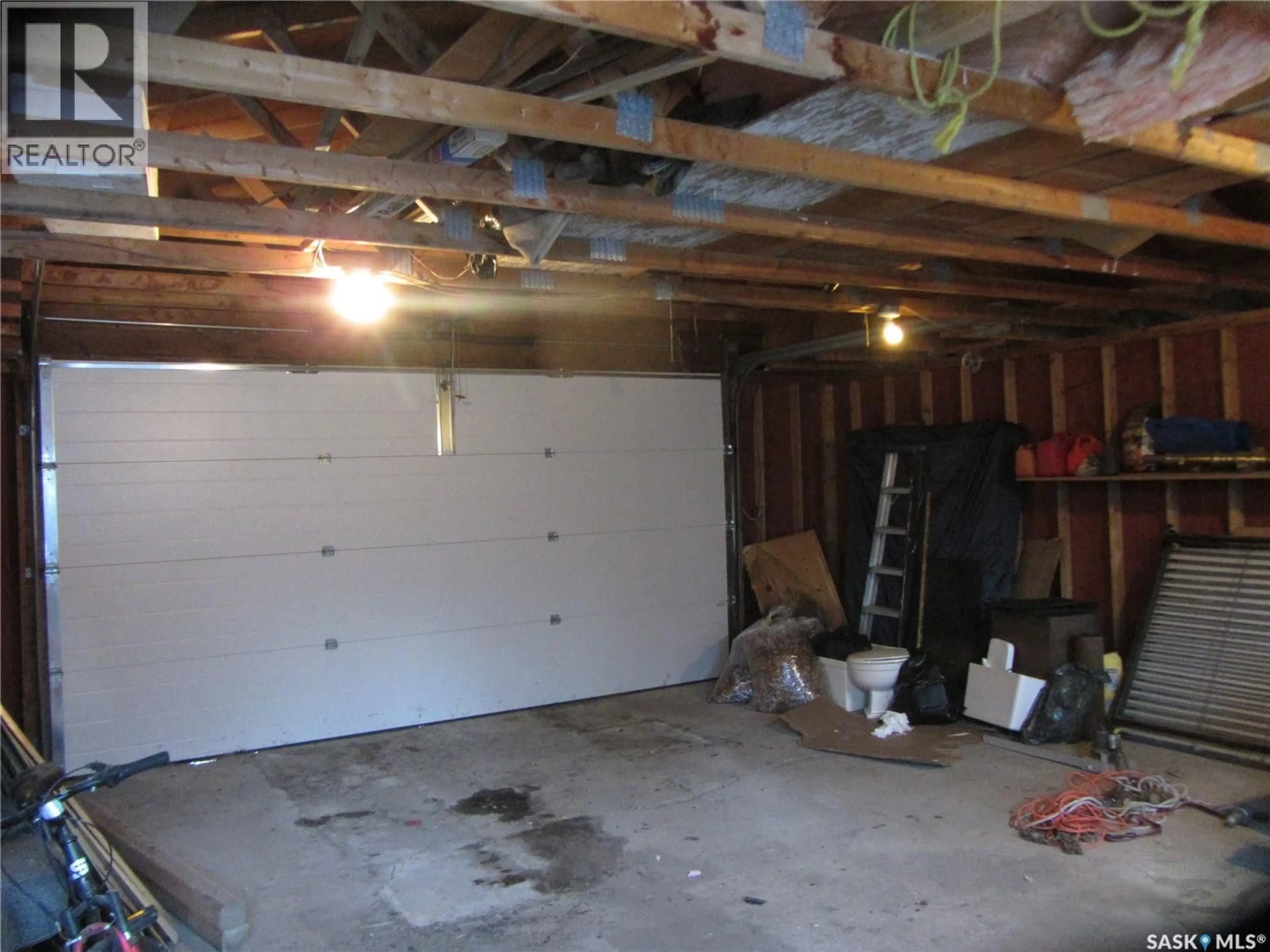 Indoor garage for 562 HIGHLANDS TERRACE, Saskatoon Saskatchewan S7H4Y6