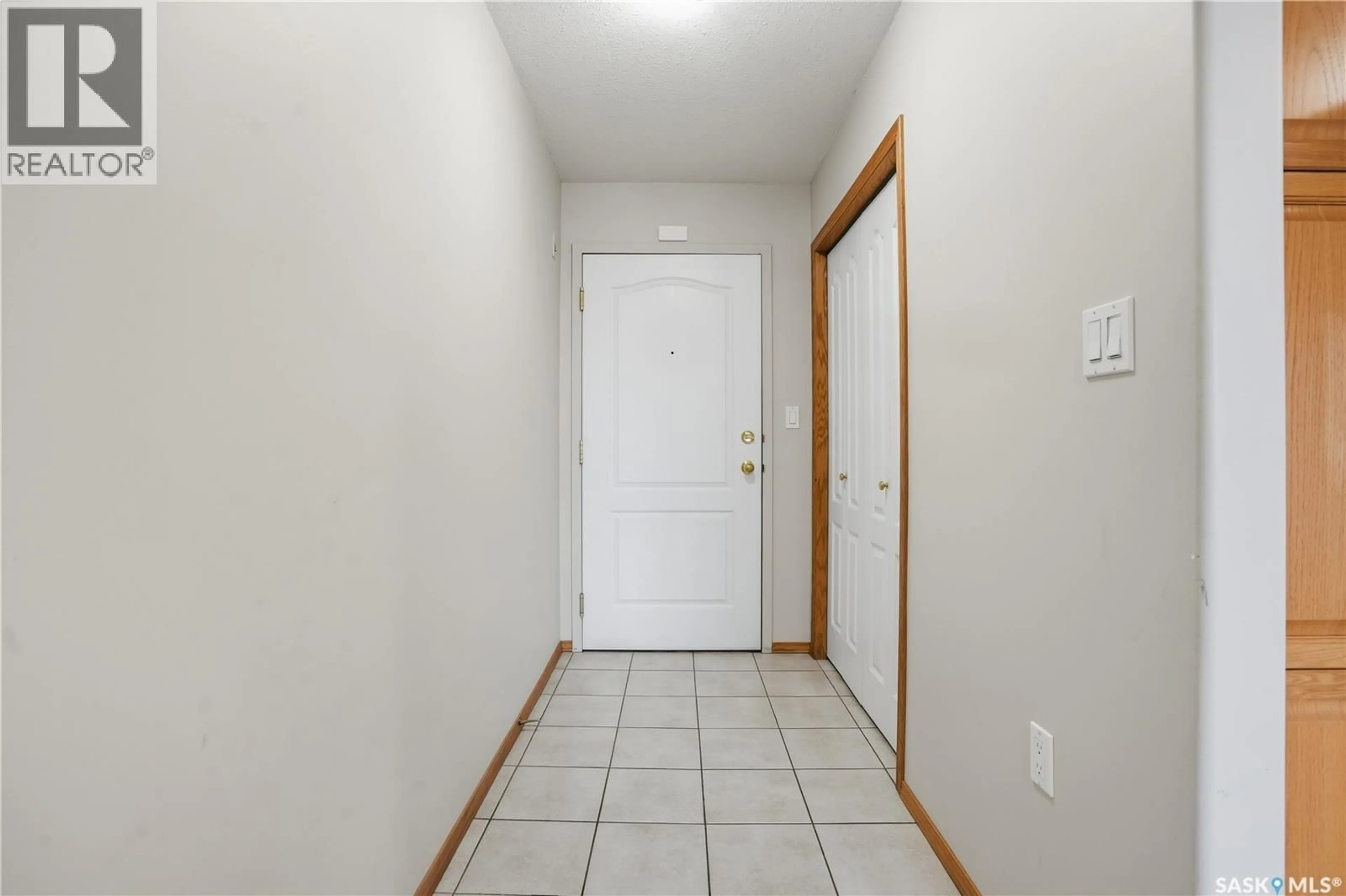Indoor entryway for 405 - 205 MCINTYRE STREET, Regina Saskatchewan S4R3B7