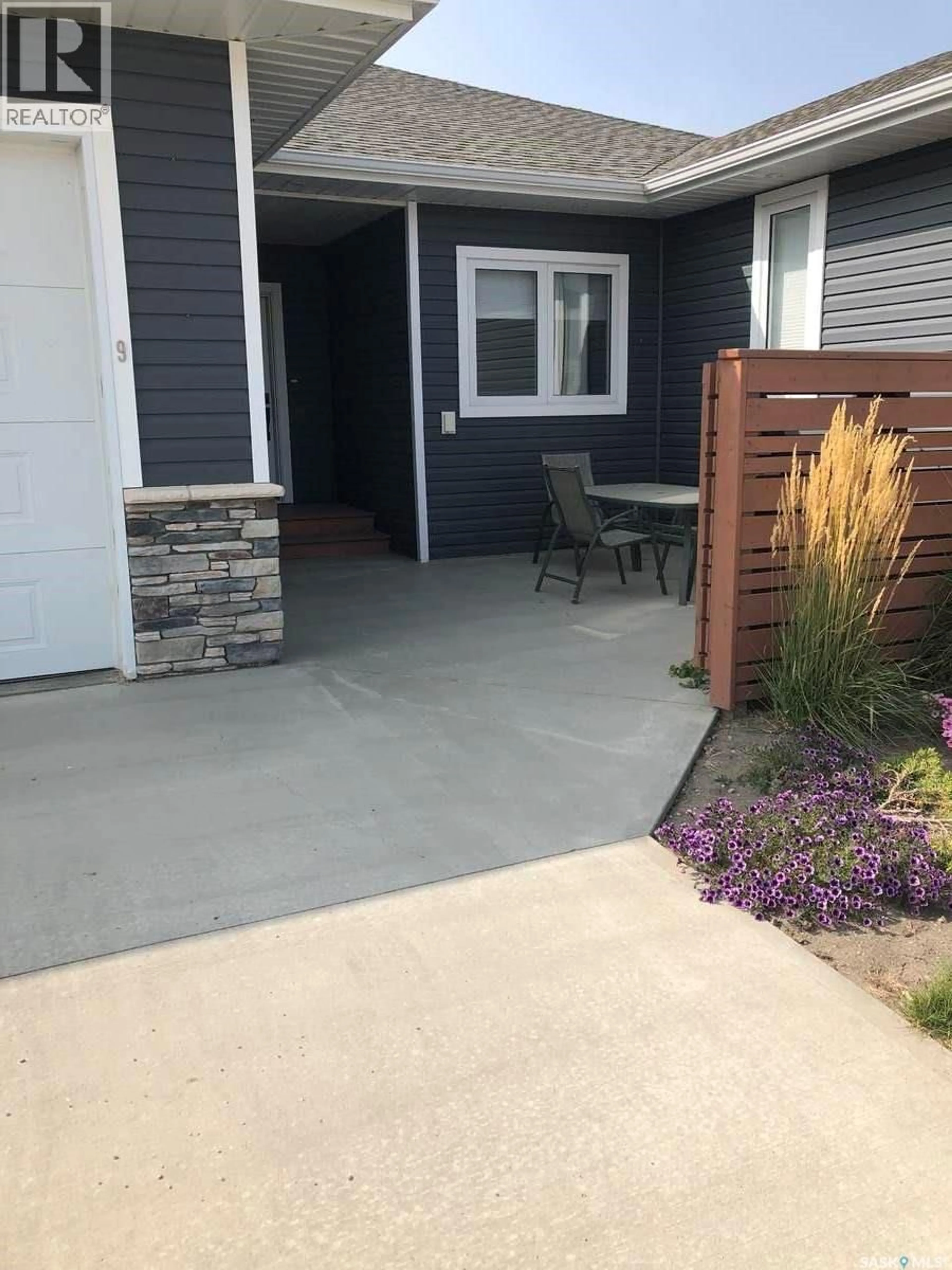 Patio, street for 9 WARREN STREET, Redvers Saskatchewan S0C2H0