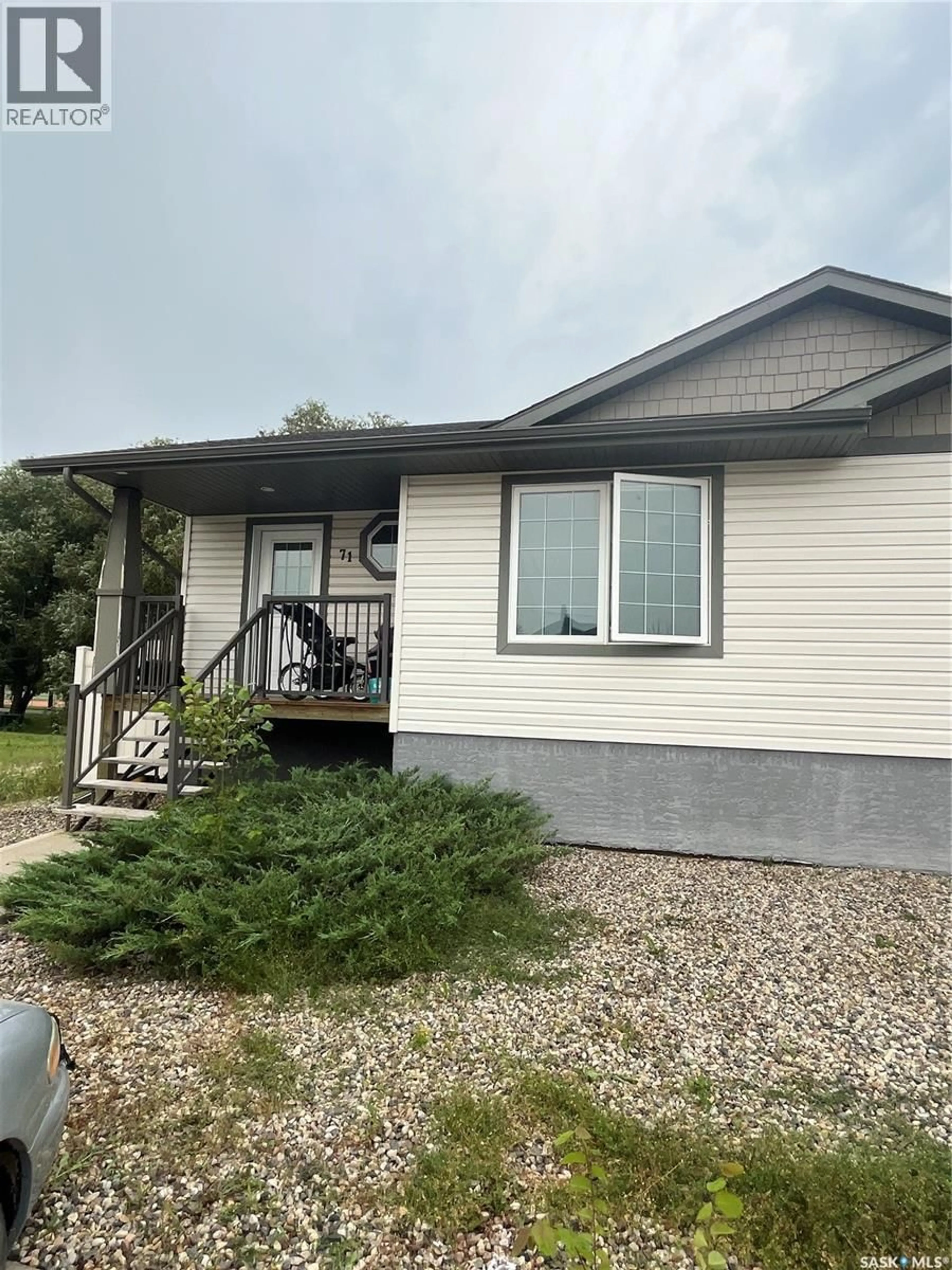 Home with vinyl exterior material, street for 10 CAMERON WAY, Yorkton Saskatchewan S3N2X3