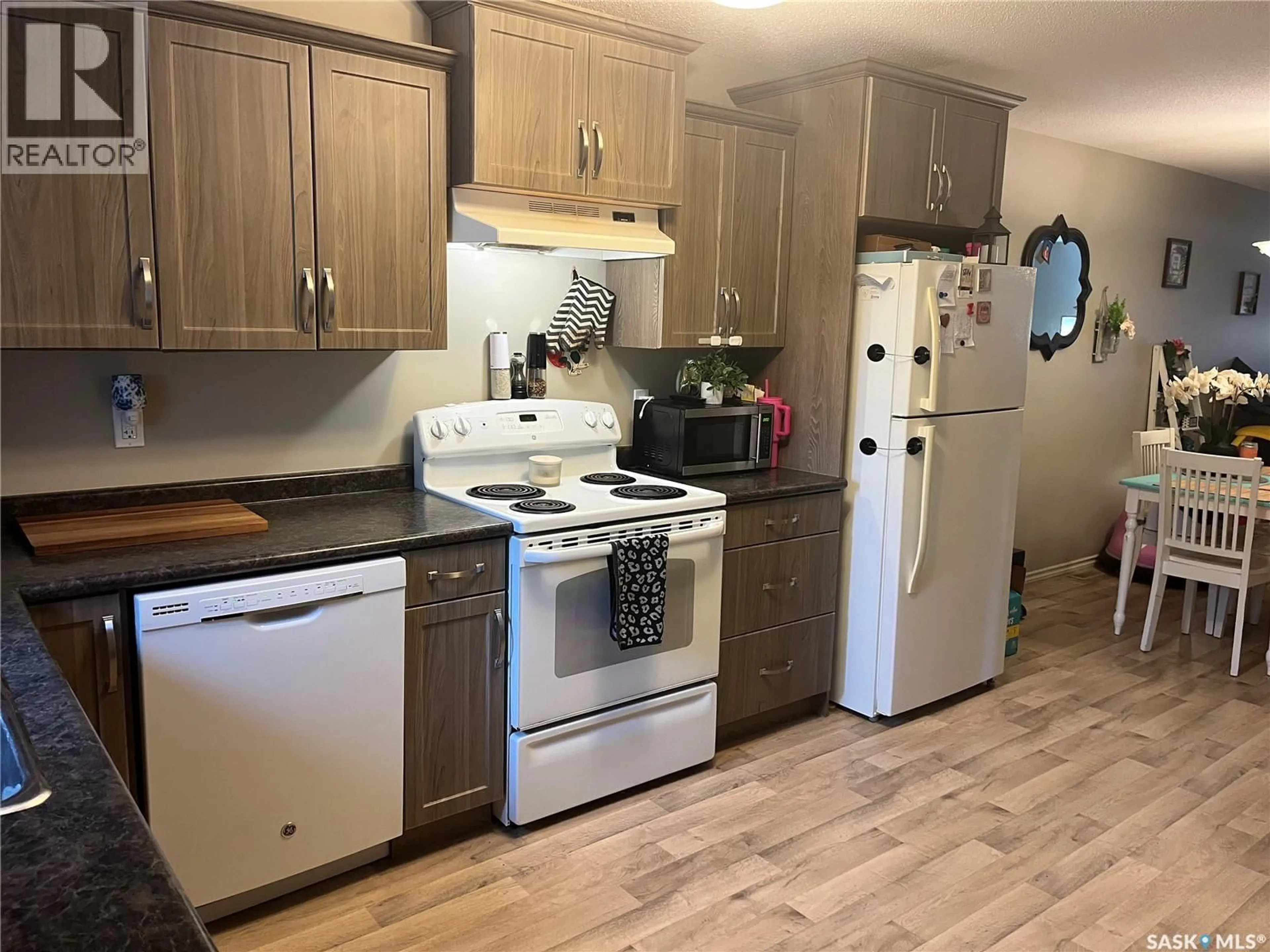 Standard kitchen, wood/laminate floor for 10 CAMERON WAY, Yorkton Saskatchewan S3N2X3