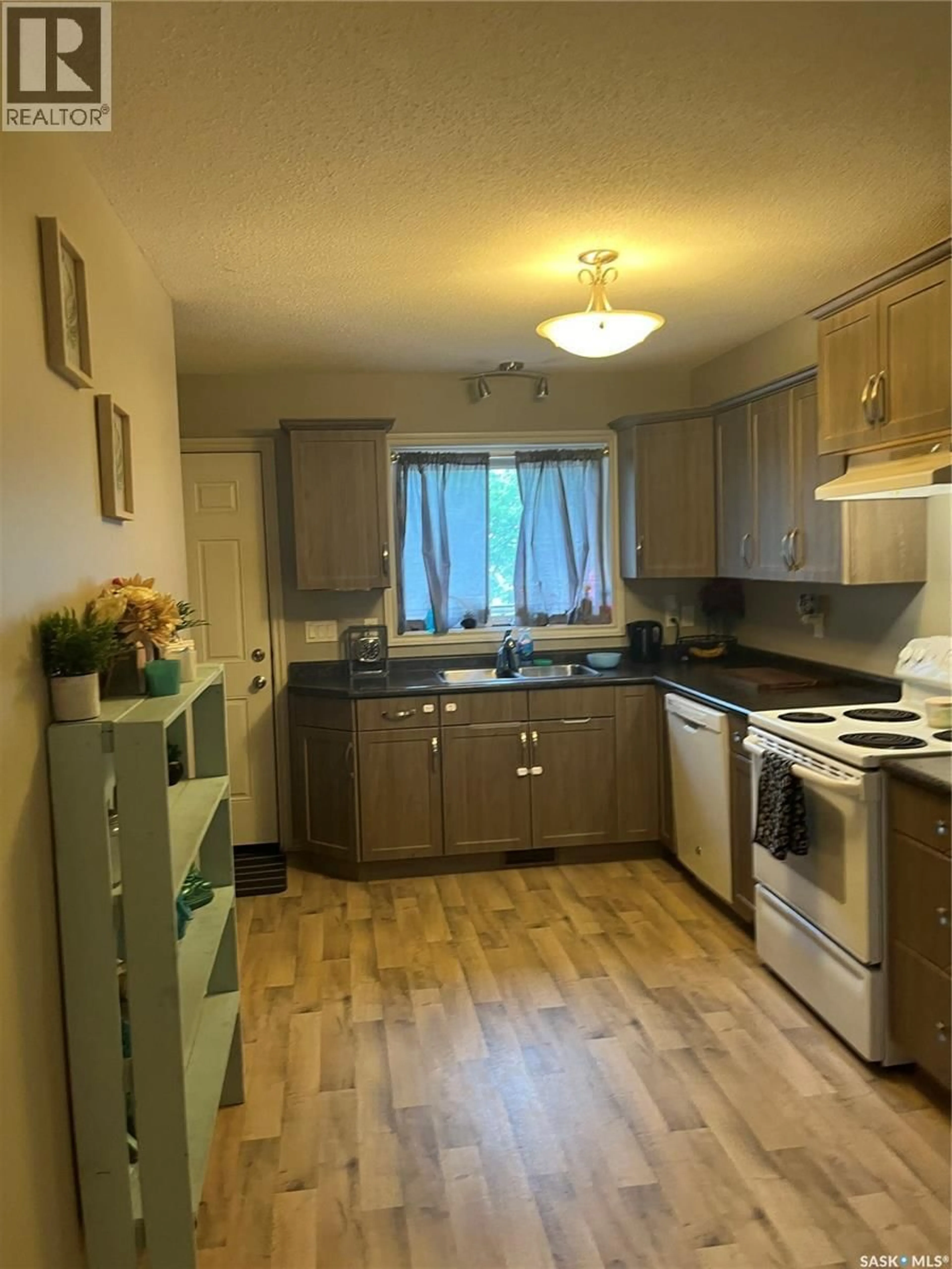 Standard kitchen, unknown for 10 CAMERON WAY, Yorkton Saskatchewan S3N2X3