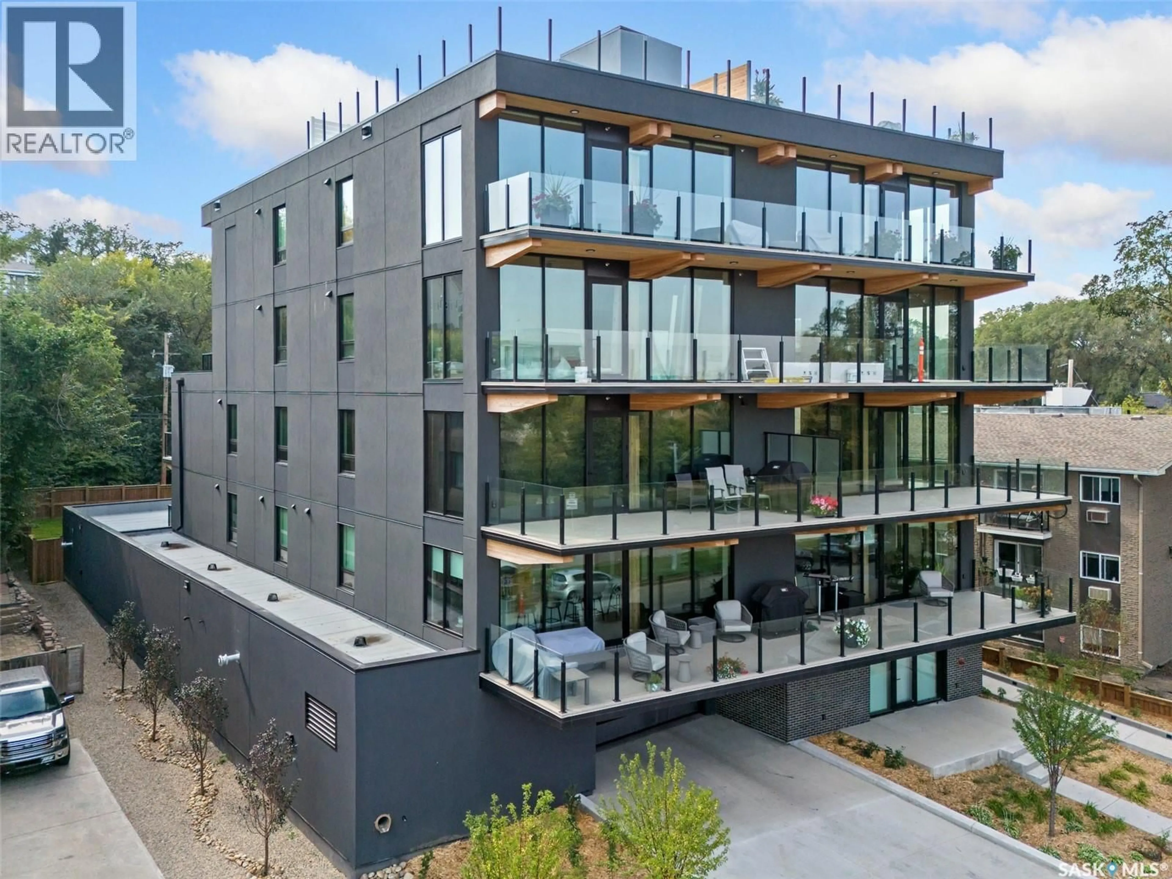 A pic from outside/outdoor area/front of a property/back of a property/a pic from drone, building for 3 212 SASKATCHEWAN CRESCENT E, Saskatoon Saskatchewan S7N0X6