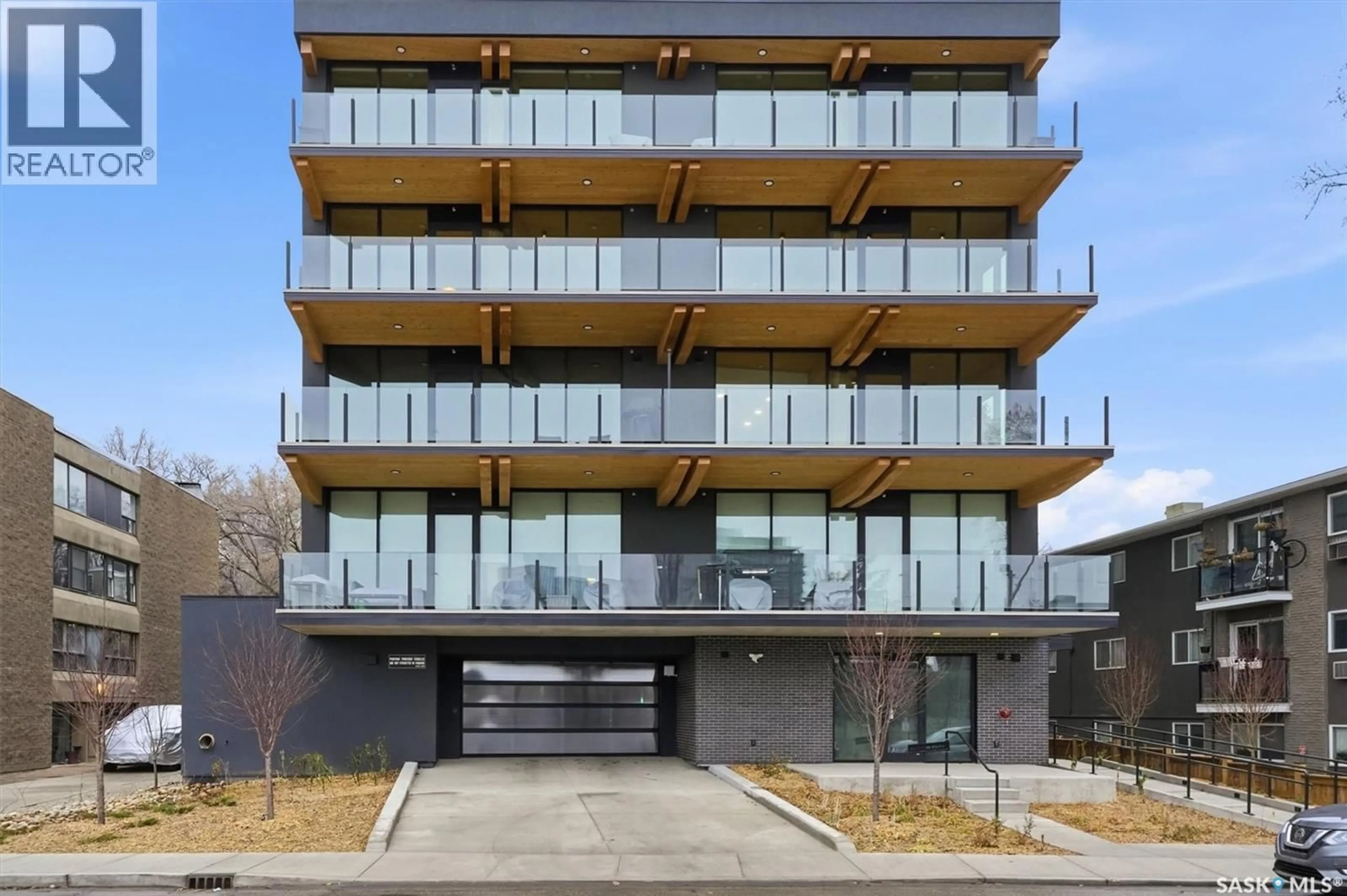 Indoor foyer for 3 212 SASKATCHEWAN CRESCENT E, Saskatoon Saskatchewan S7N0X6