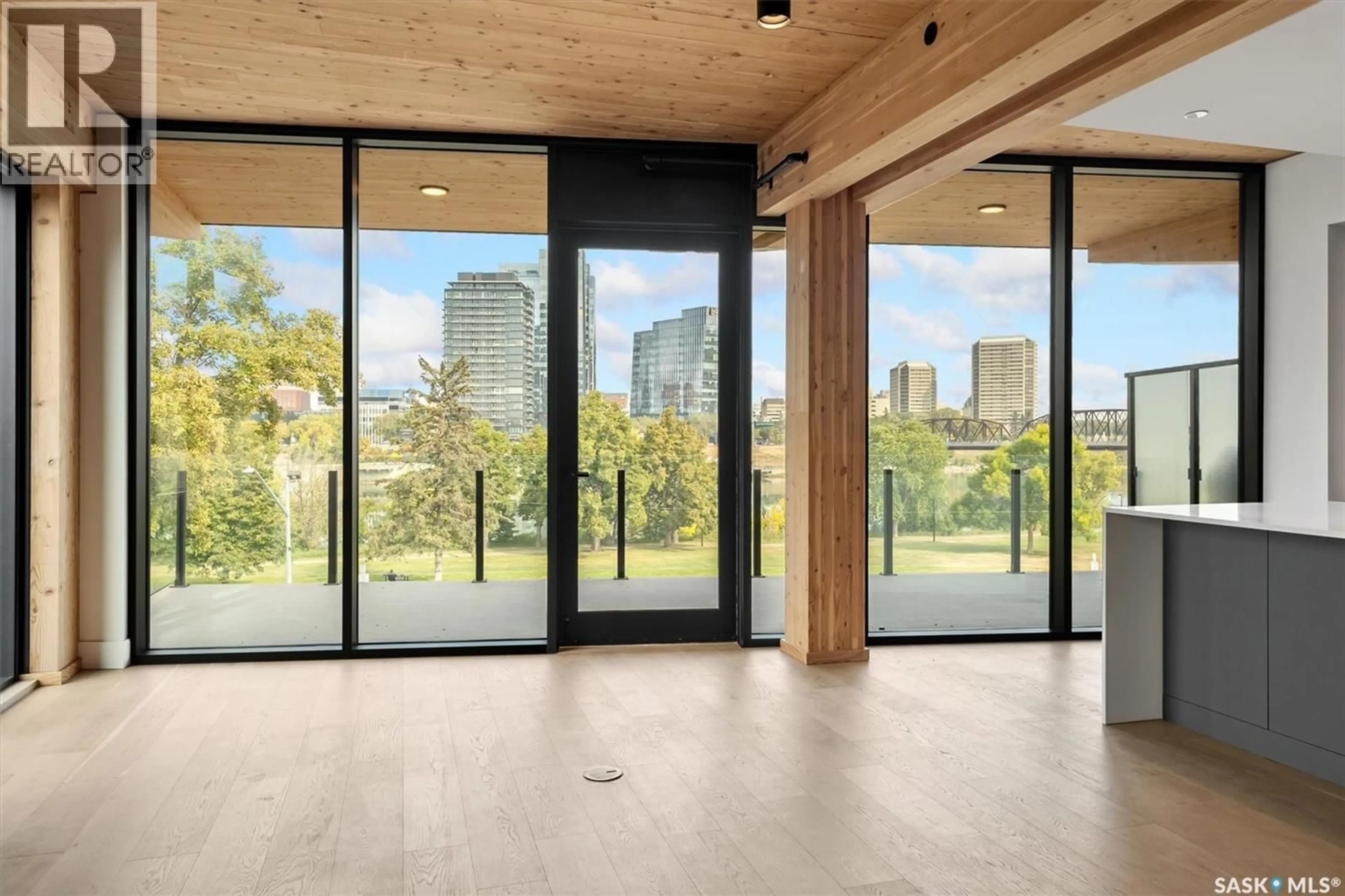 Indoor foyer for 3 212 SASKATCHEWAN CRESCENT E, Saskatoon Saskatchewan S7N0X6