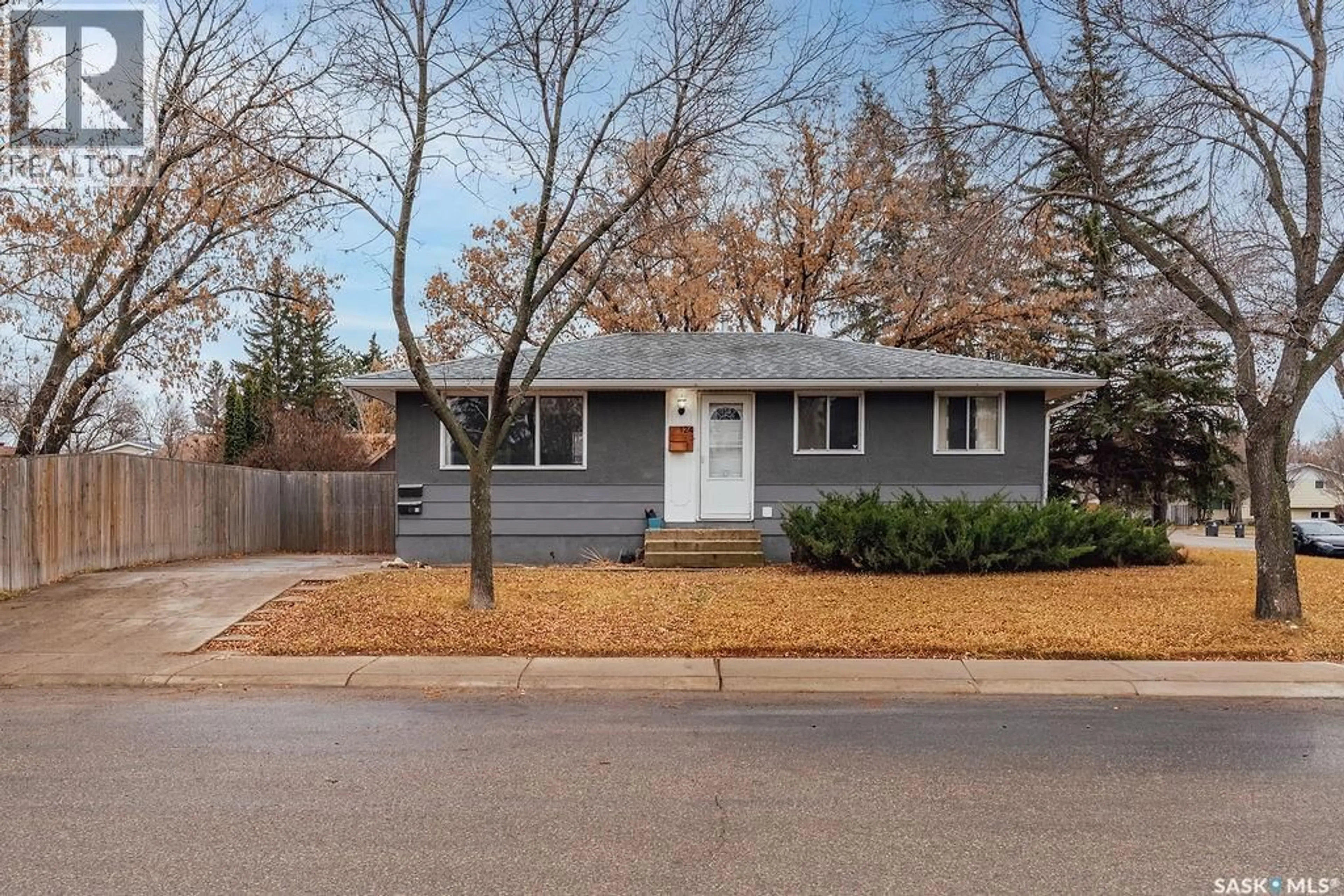 Home with vinyl exterior material, street for 124 MCMASTER CRESCENT, Saskatoon Saskatchewan S7H4E2