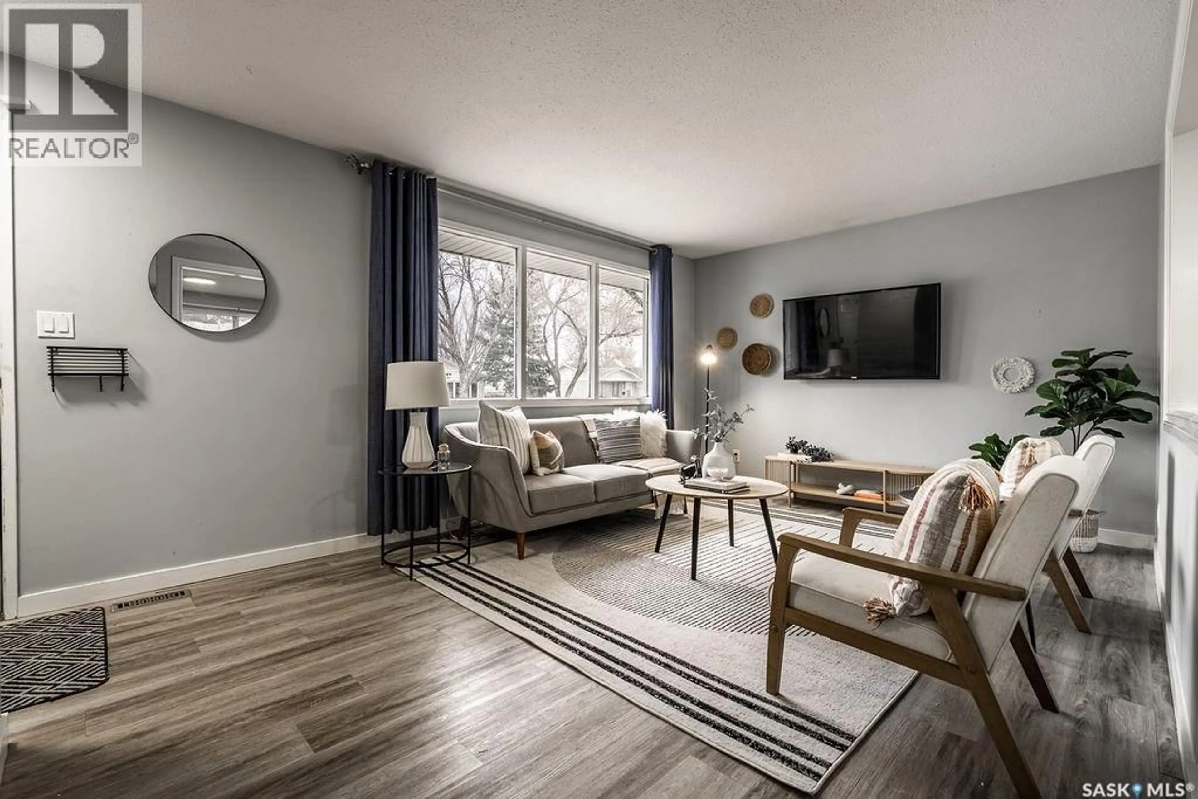 Living room with furniture, unknown for 124 MCMASTER CRESCENT, Saskatoon Saskatchewan S7H4E2