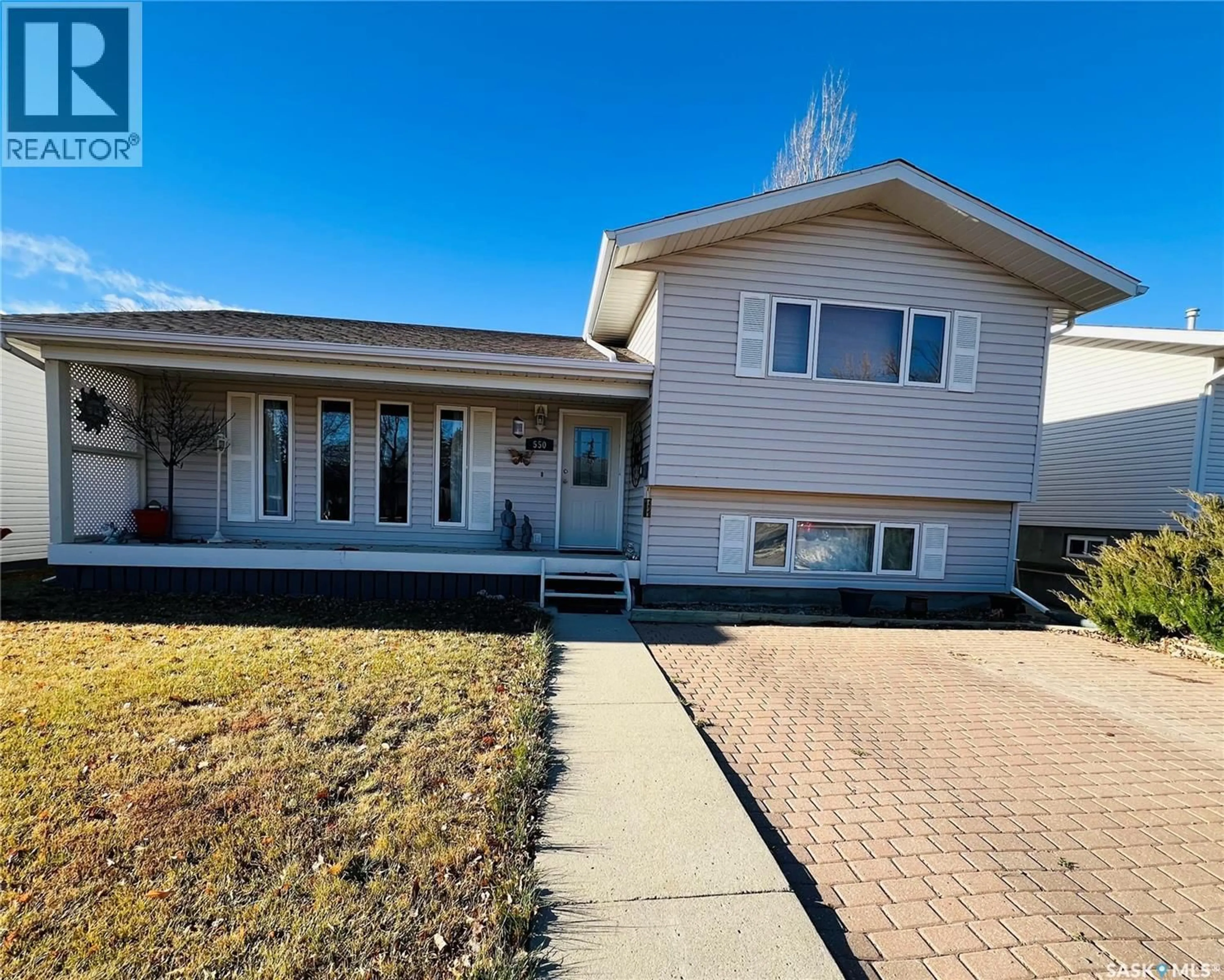 Home with vinyl exterior material, street for 550 6TH AVENUE, Swift Current Saskatchewan S9H3P6