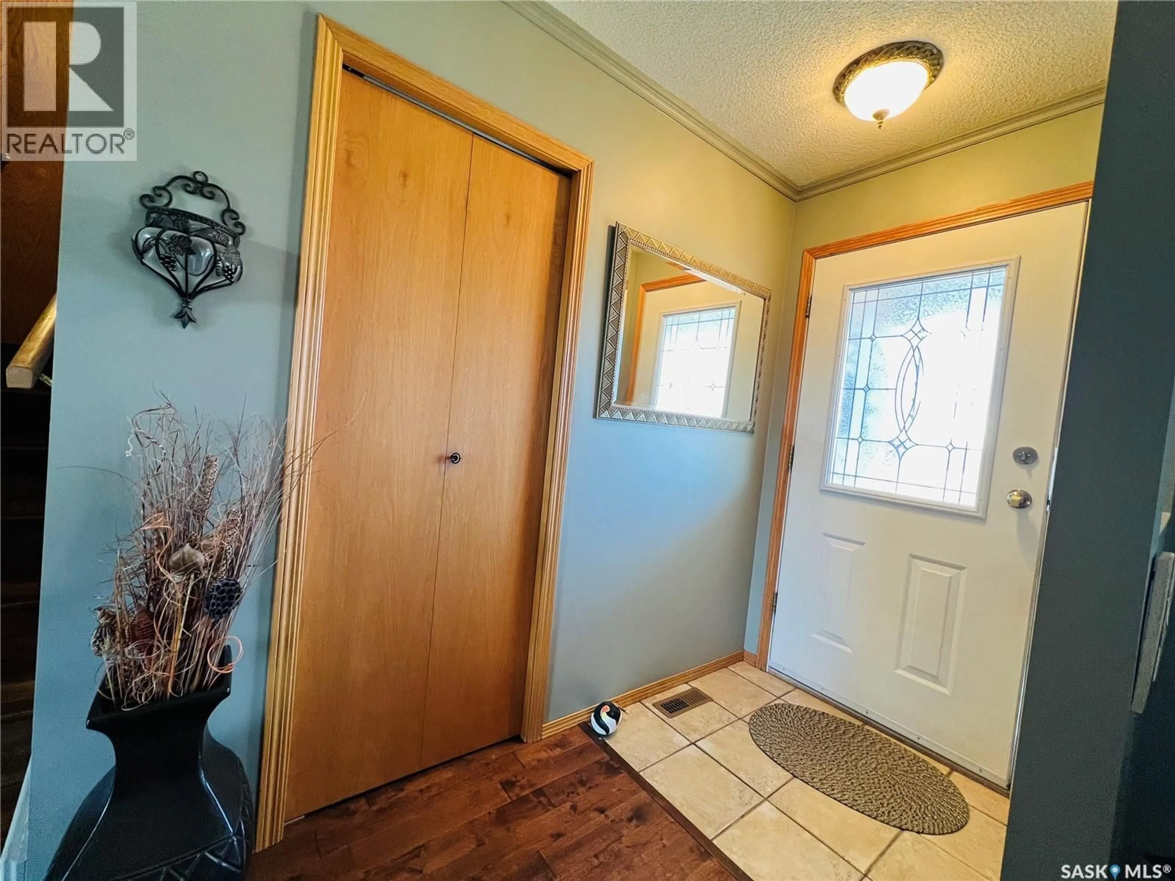 Indoor entryway for 550 6TH AVENUE, Swift Current Saskatchewan S9H3P6