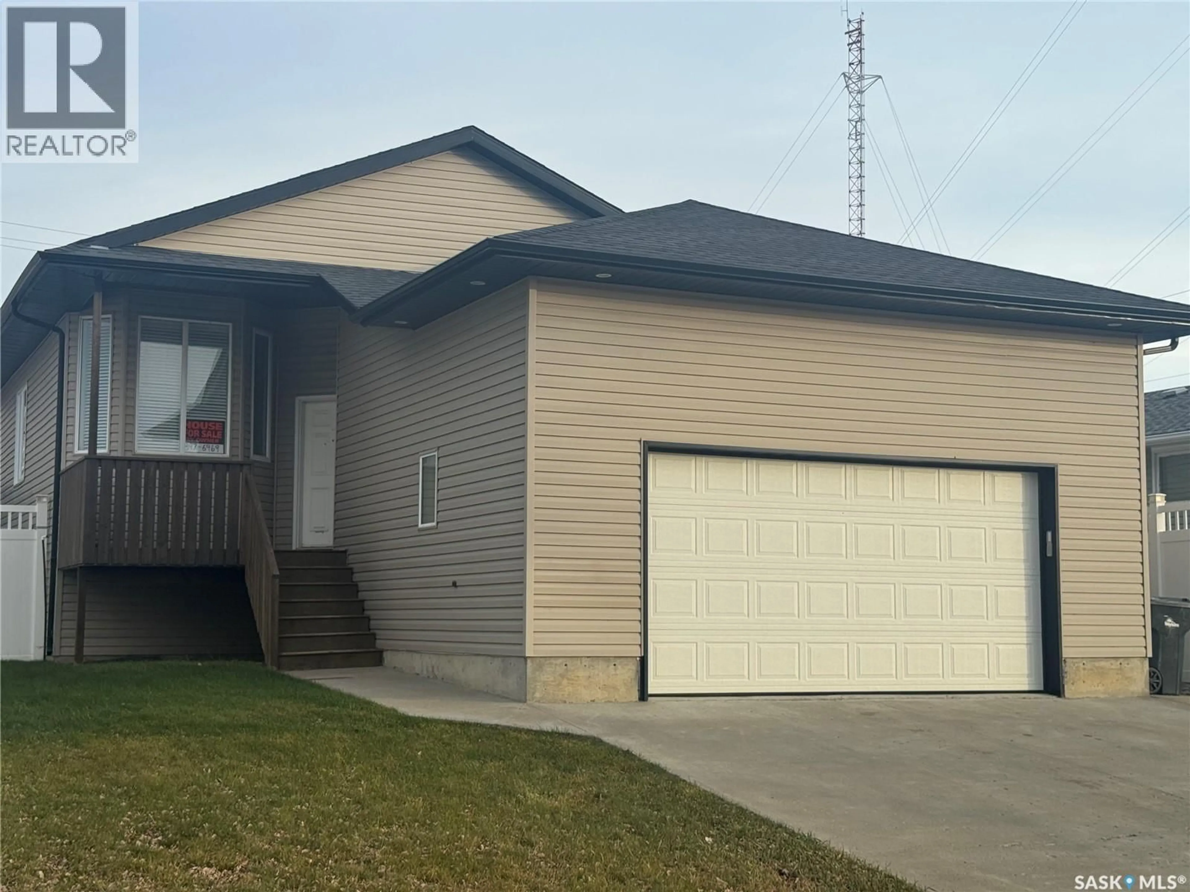 Home with vinyl exterior material, street for 916 3RD STREET, Weyburn Saskatchewan S4H3J8