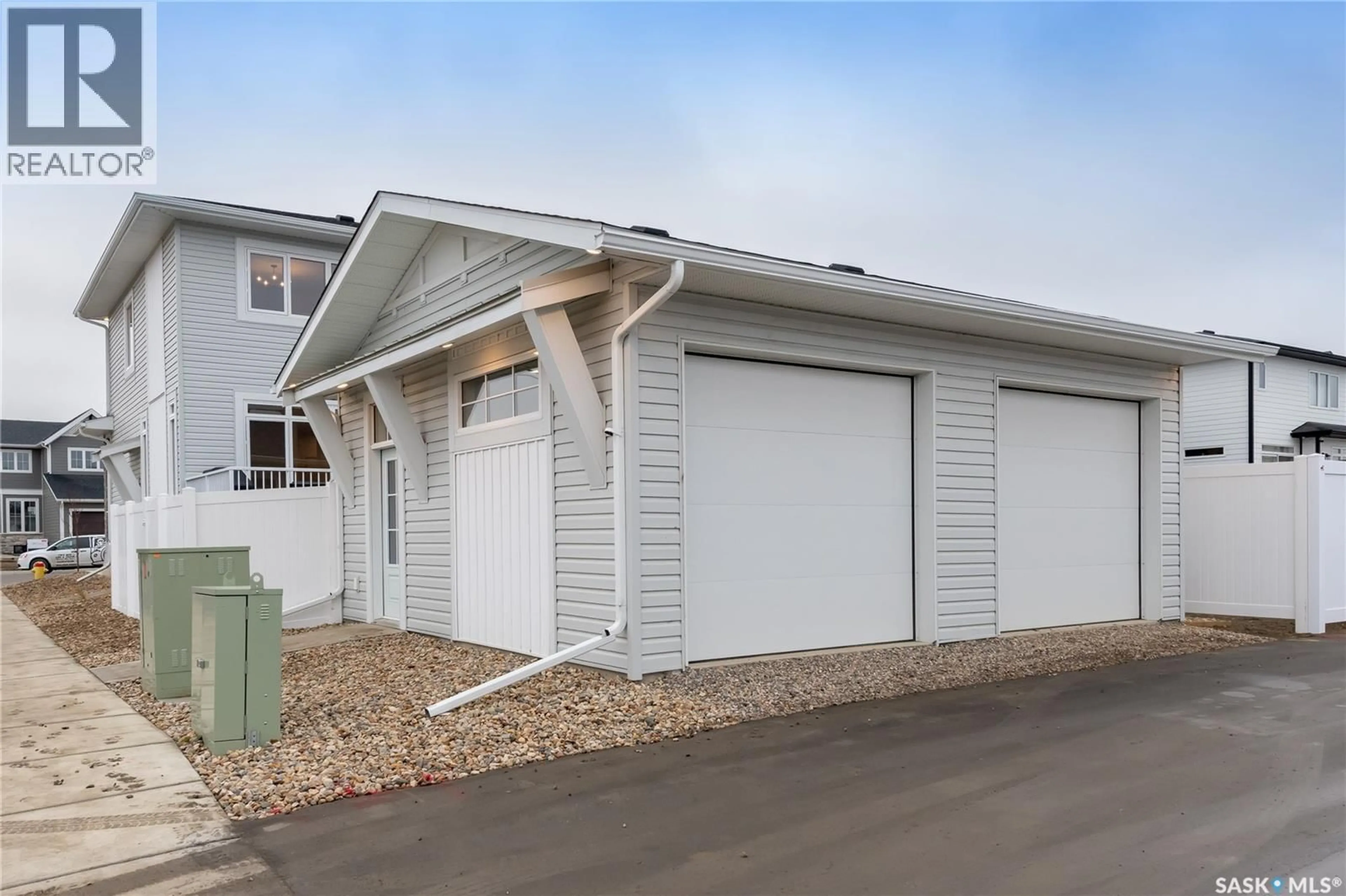 Indoor garage for 647 PEPPER BEND, Saskatoon Saskatchewan S7V1T1