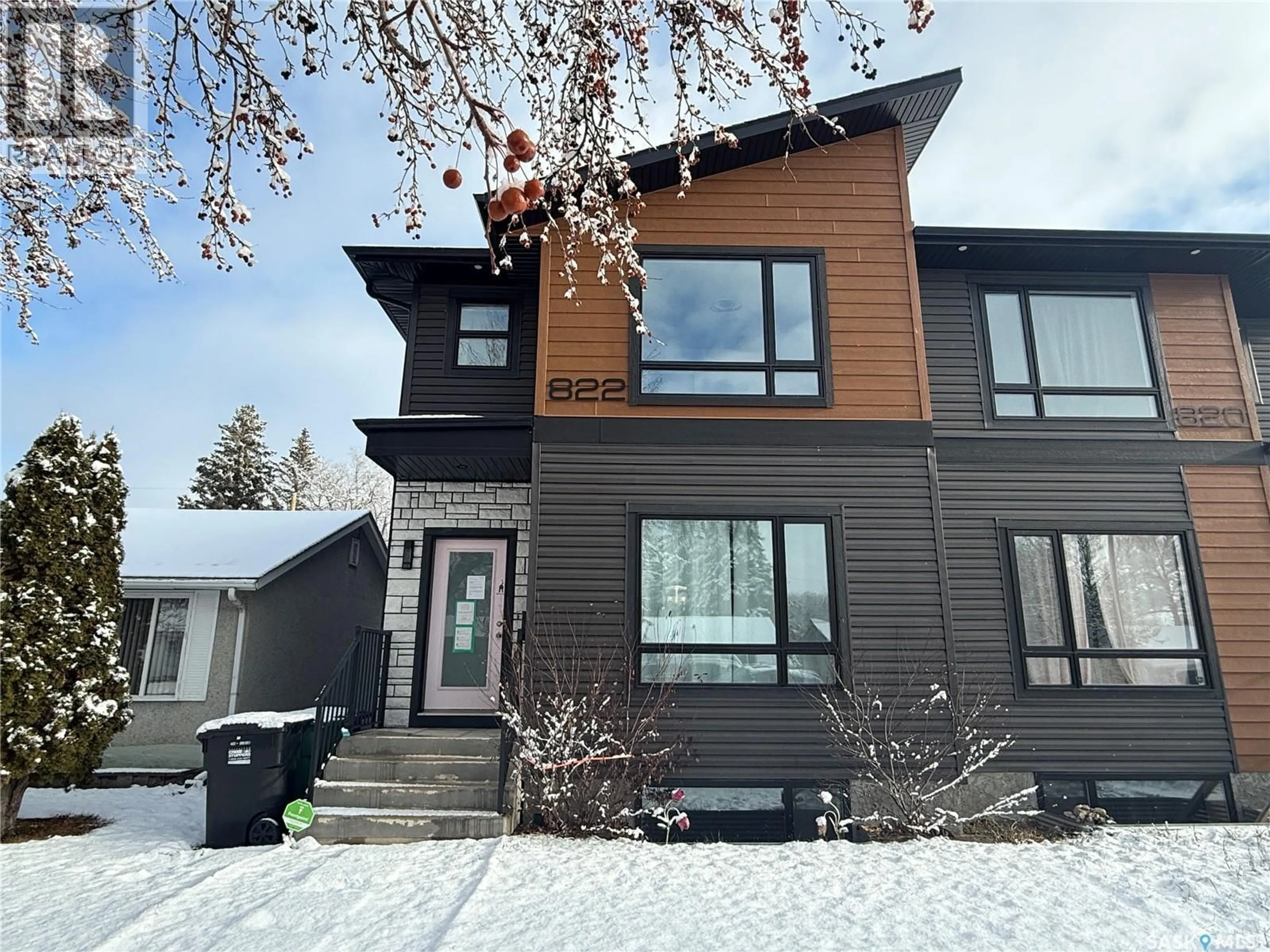 Home with vinyl exterior material, street for 822 S AVENUE N, Saskatoon Saskatchewan S7L3A4