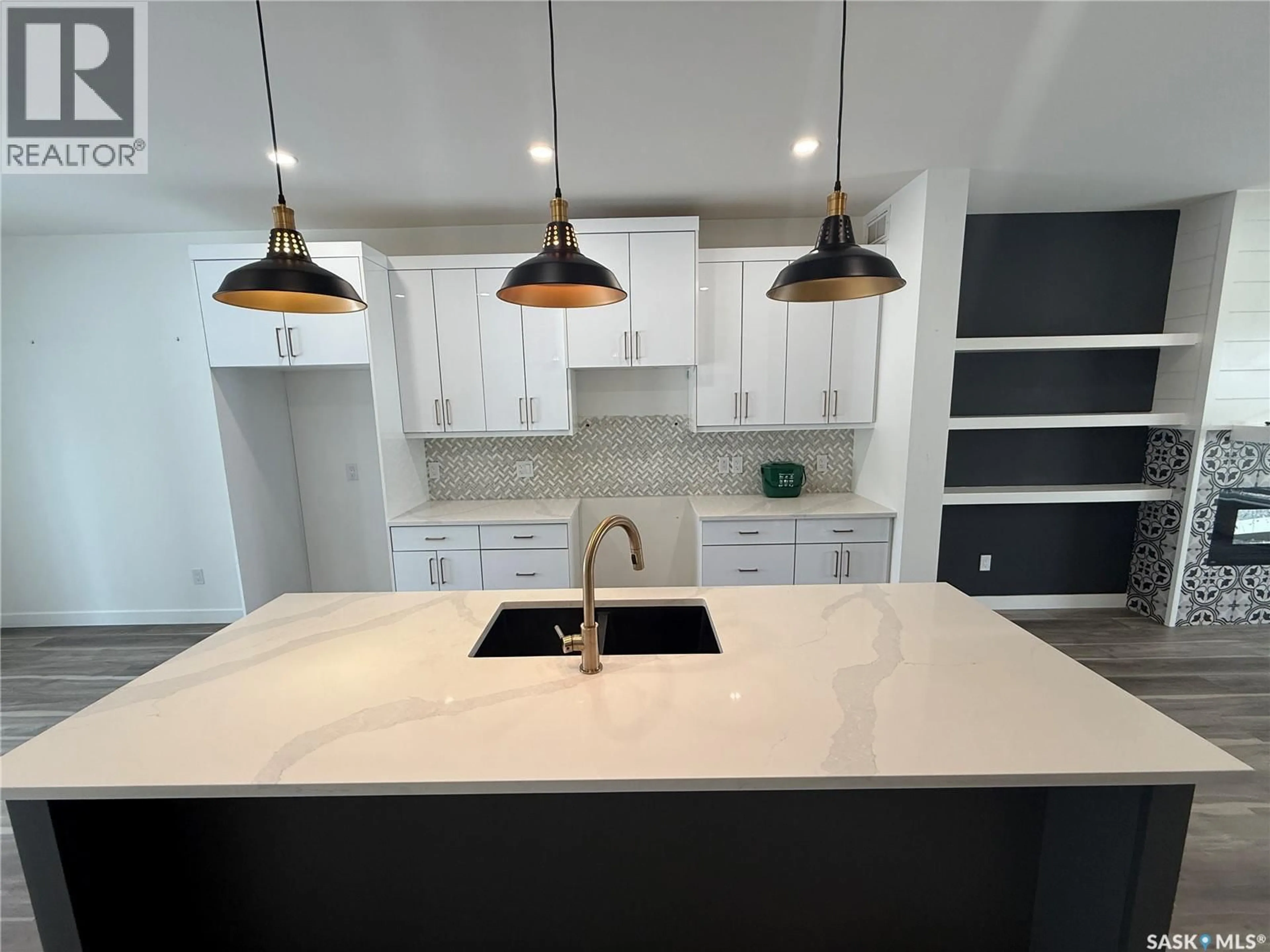 Open concept kitchen, ceramic/tile floor for 822 S AVENUE N, Saskatoon Saskatchewan S7L3A4