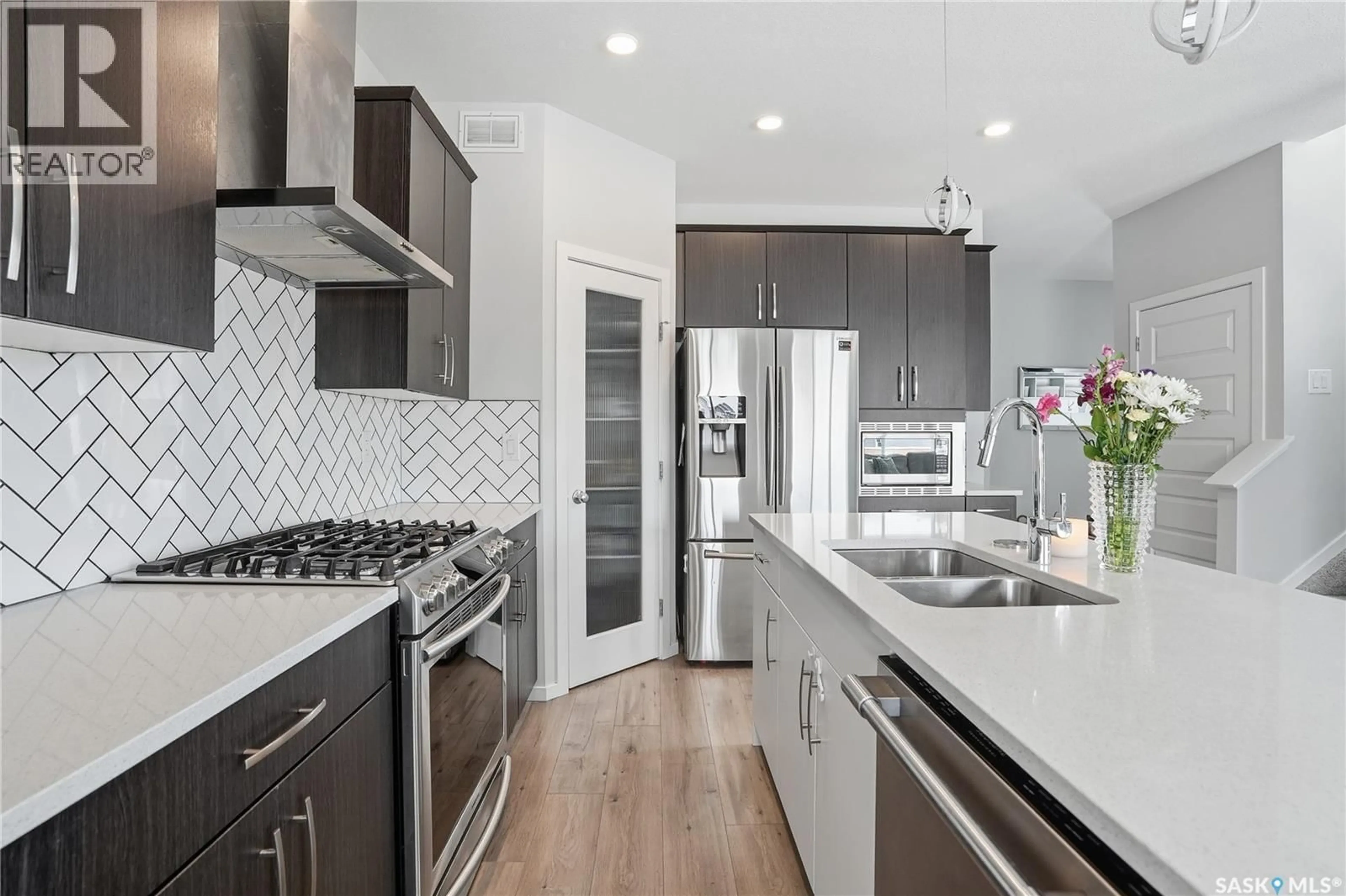 Contemporary kitchen, ceramic/tile floor for 551 KENSINGTON PLACE, Saskatoon Saskatchewan S7L6N5