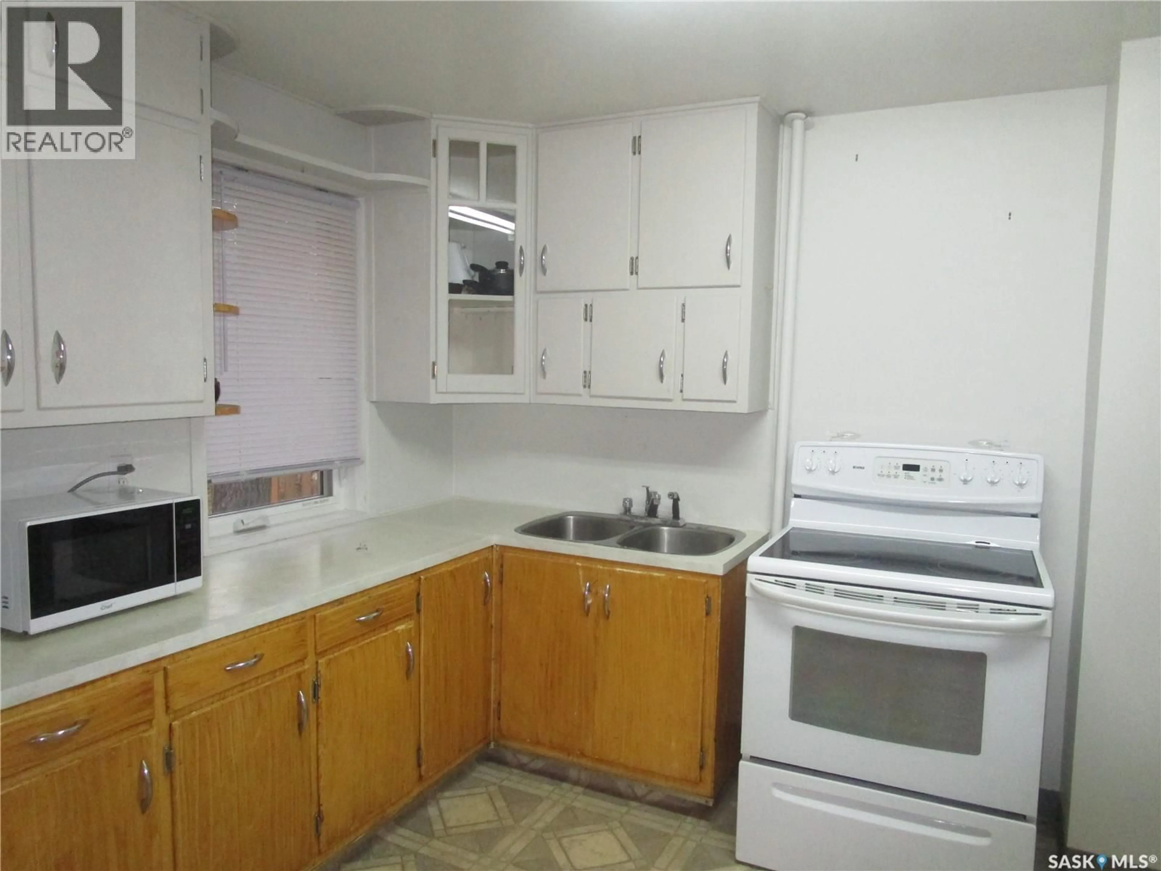 Standard kitchen, unknown for 206 3RD AVENUE, Assiniboia Saskatchewan S0H0B0