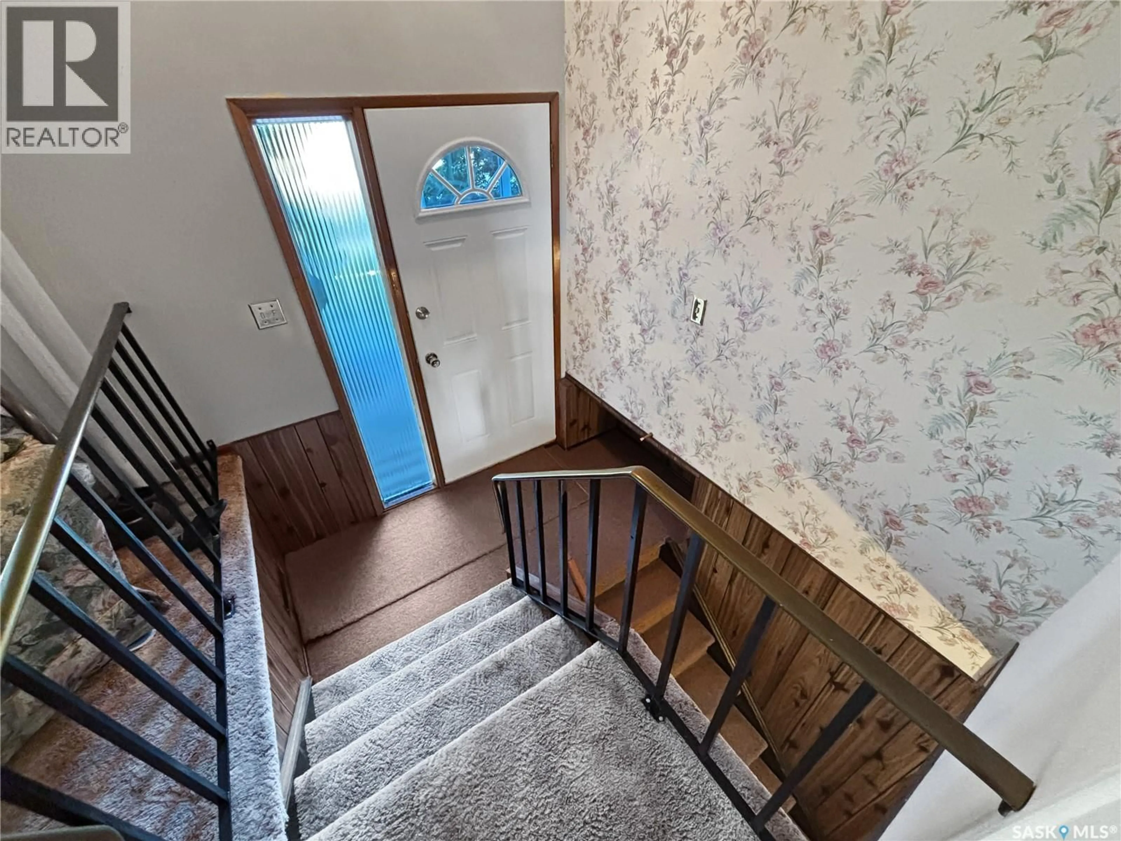 Stairs for 3213 33RD STREET, Saskatoon Saskatchewan S7L4R1